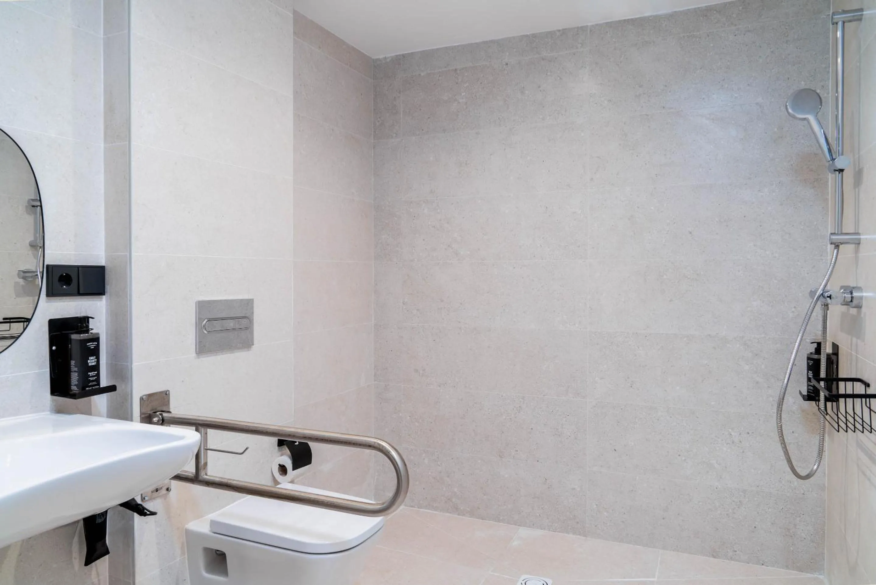 Shower in Limehome Santiago de Compostela
