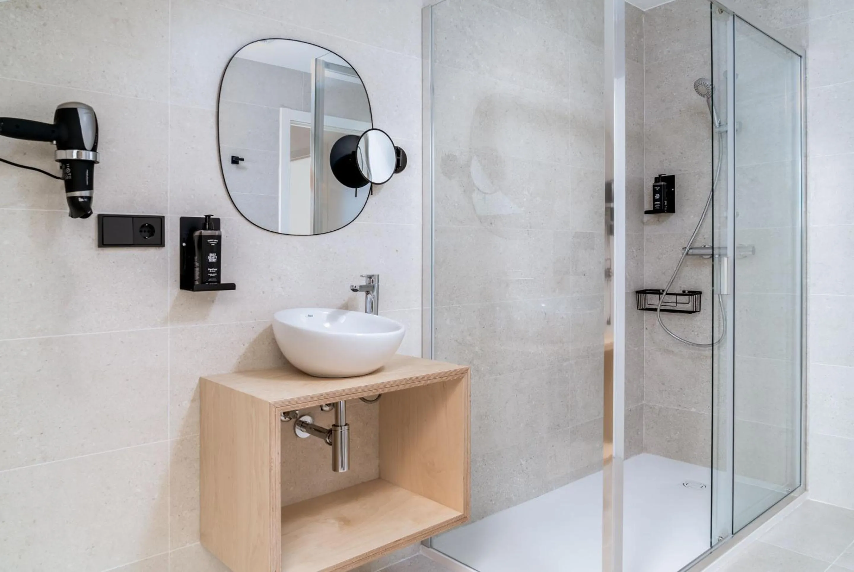 Shower in Limehome Santiago de Compostela