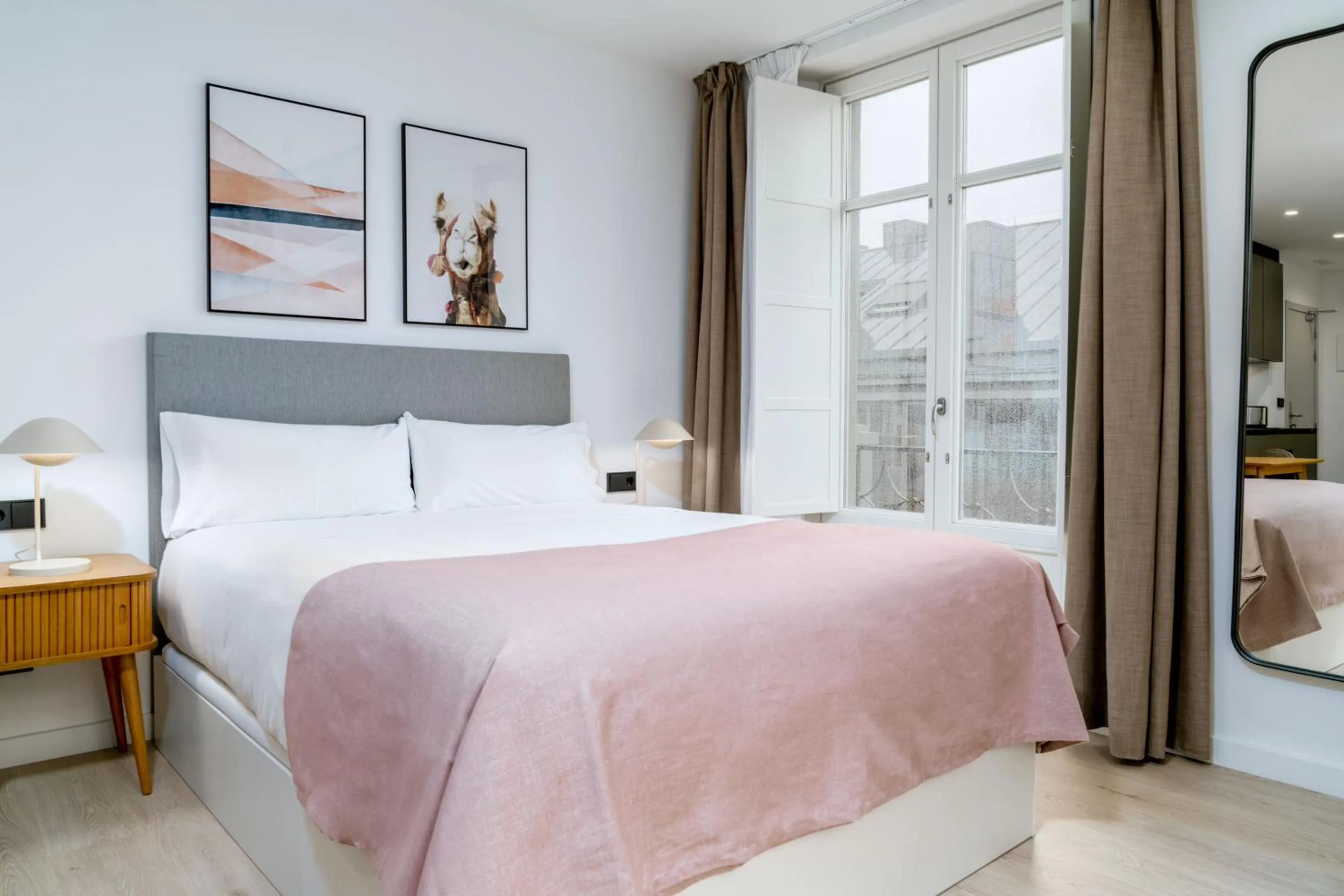 Bed in Limehome Santiago de Compostela