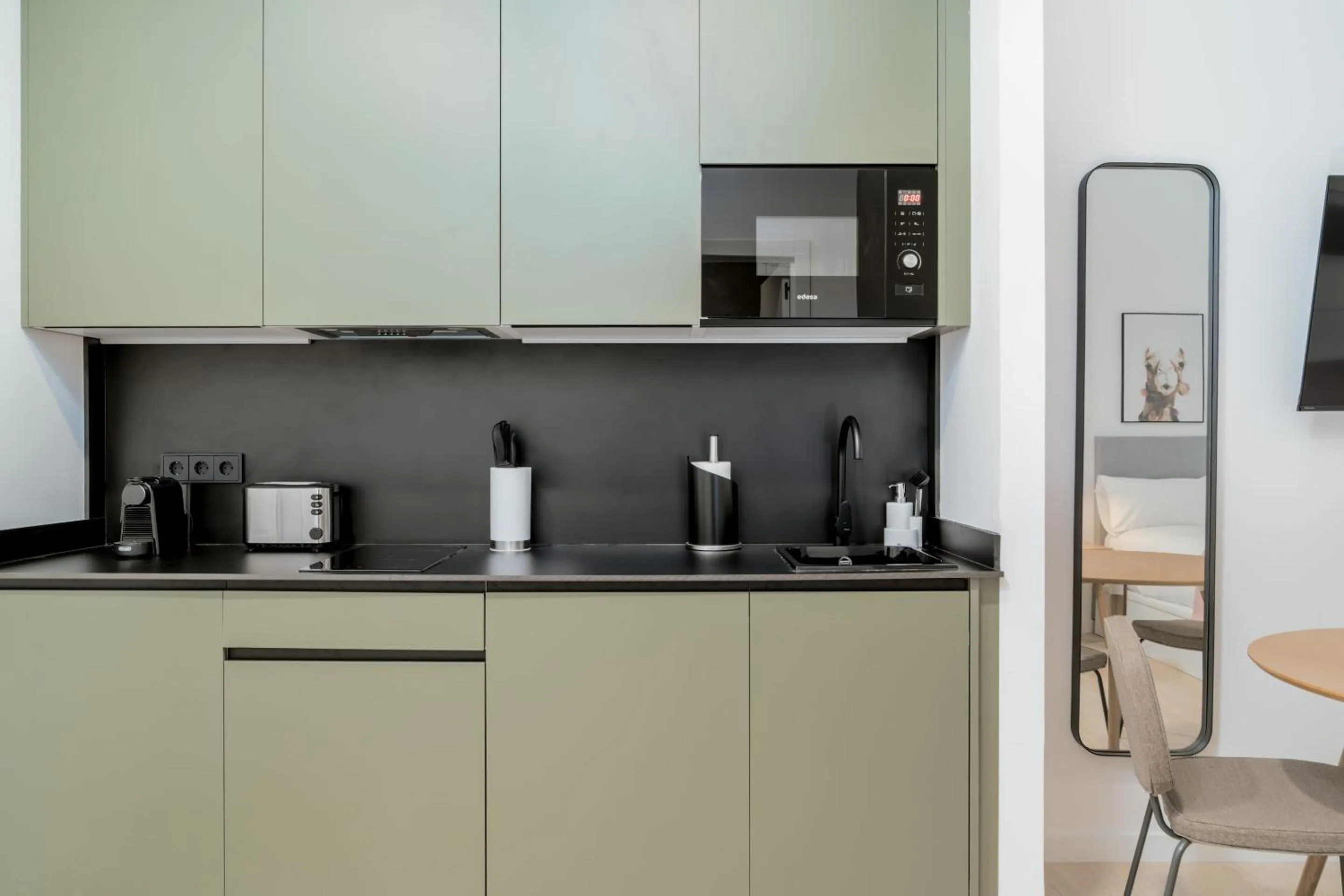 microwave in Limehome Santiago de Compostela