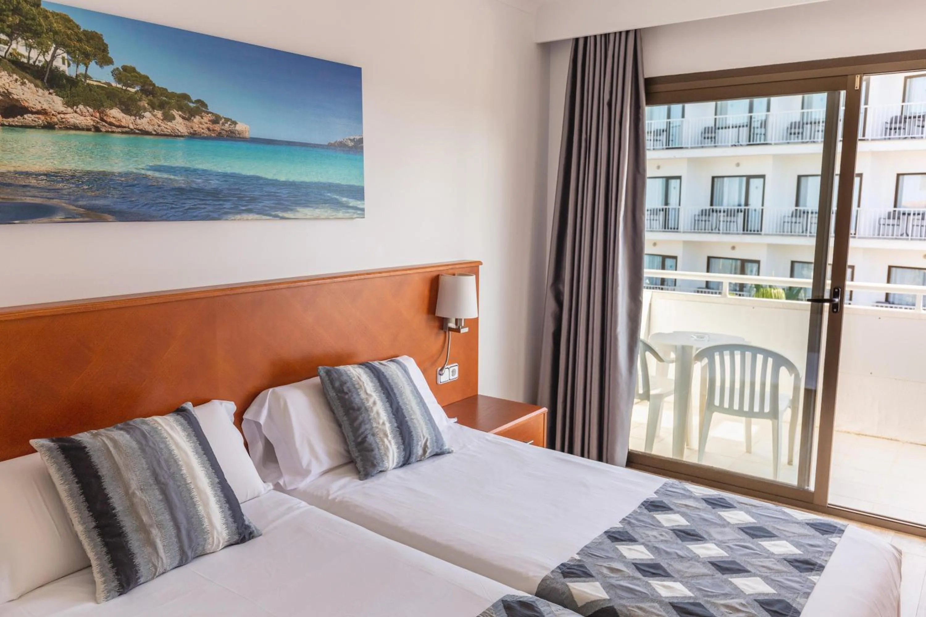 Photo of the whole room, Bed in R2 Veronica