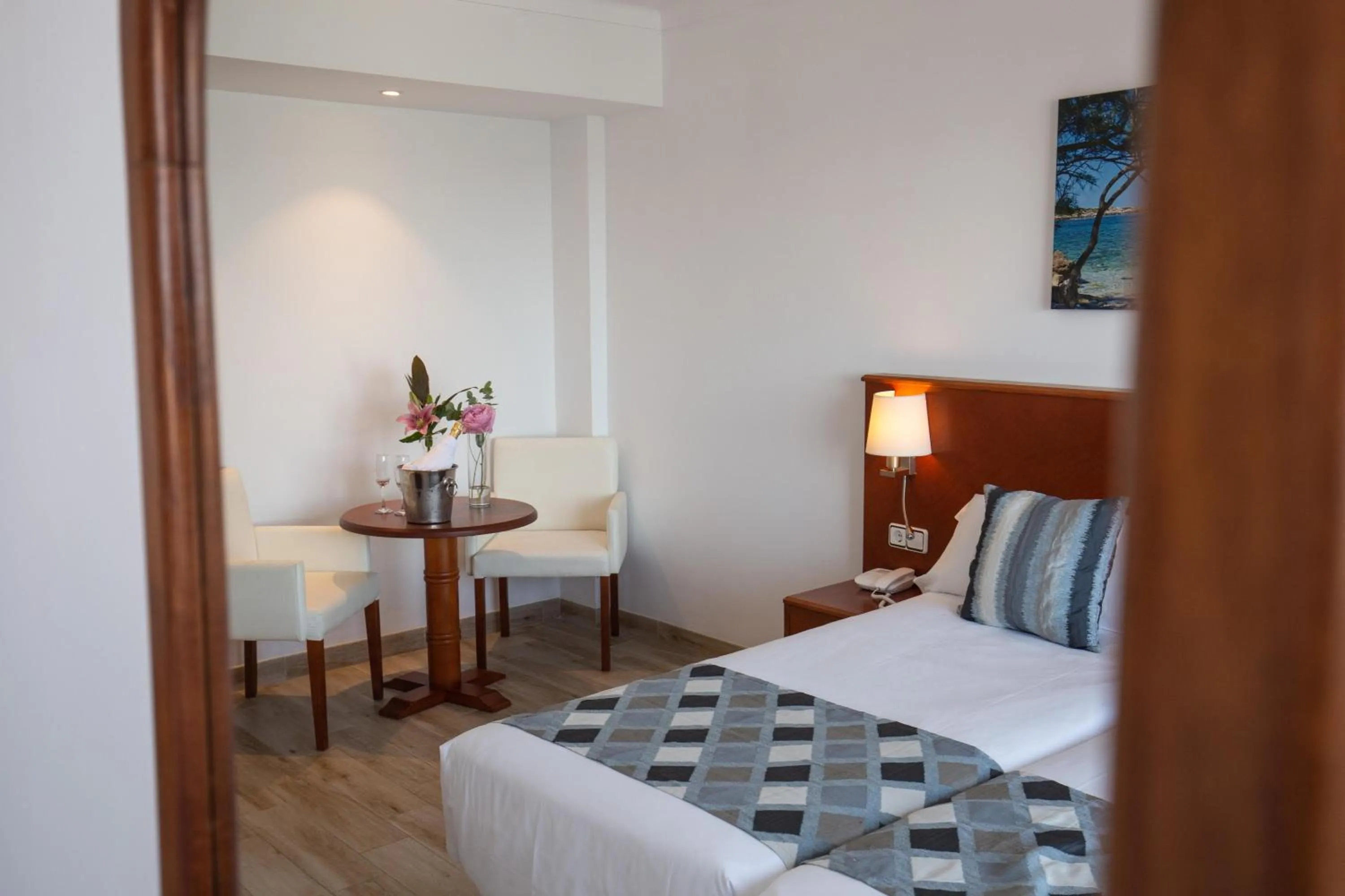 Photo of the whole room, Bed in R2 Veronica