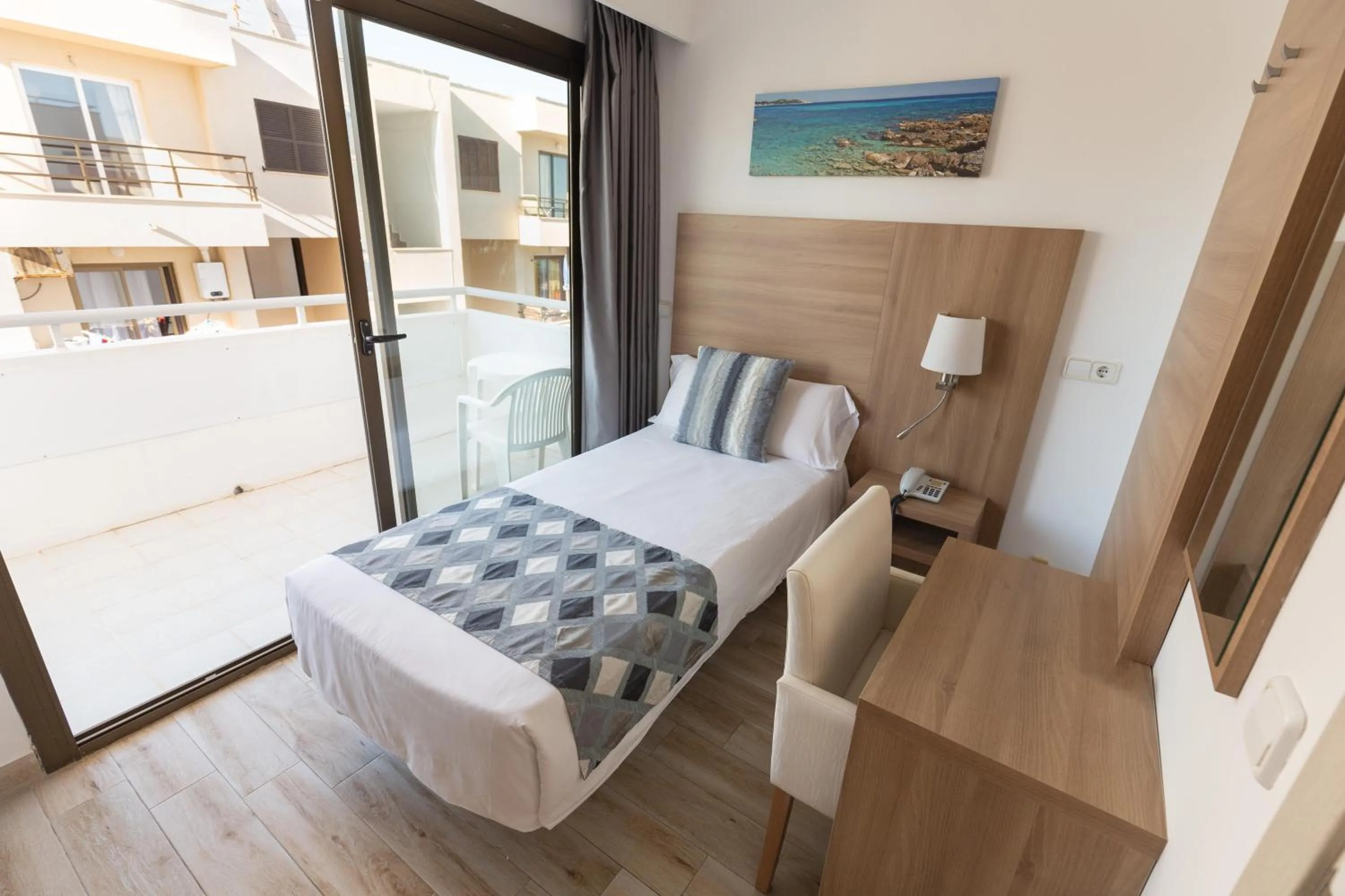 Photo of the whole room, Bed in R2 Veronica