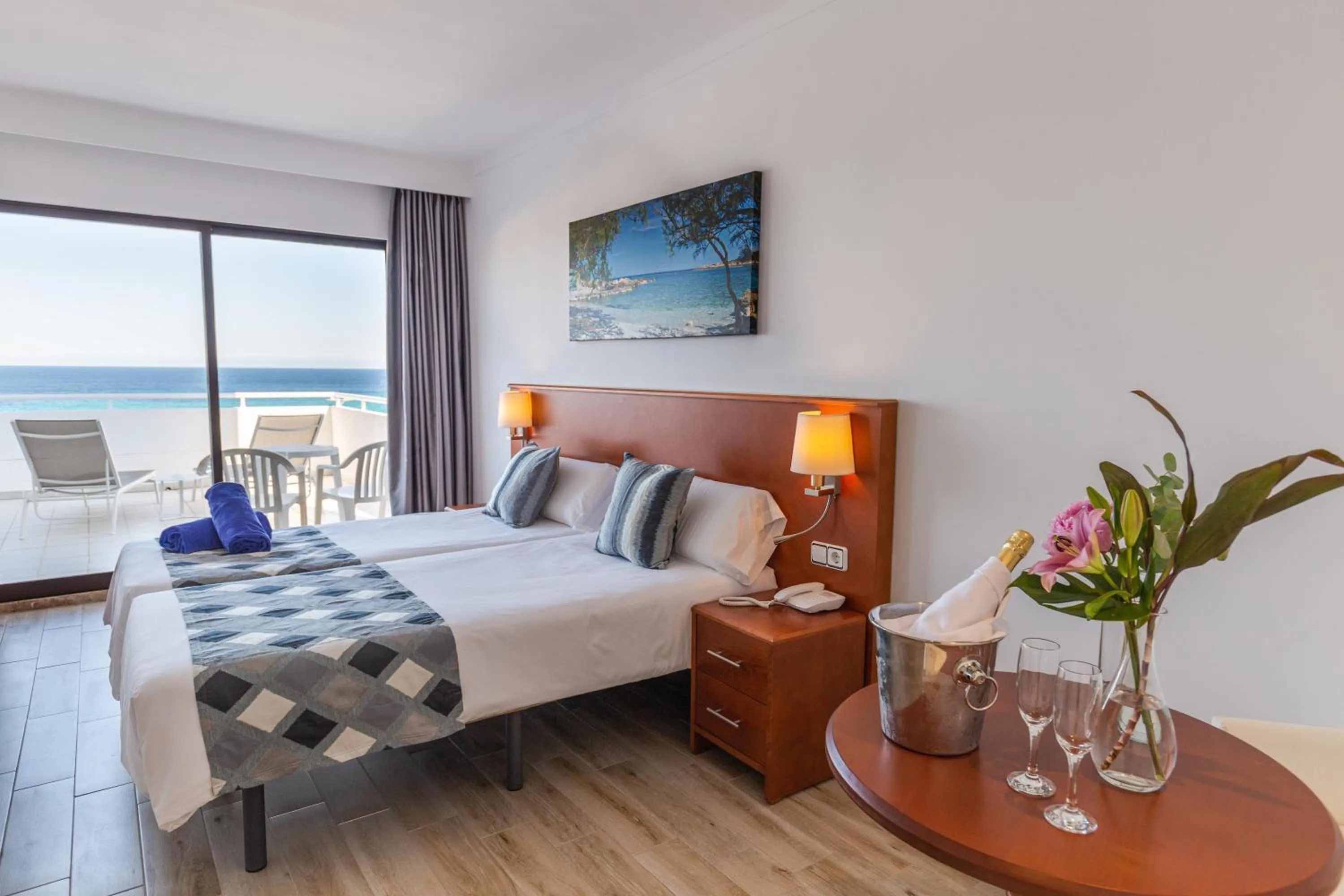 Photo of the whole room, Bed in R2 Veronica