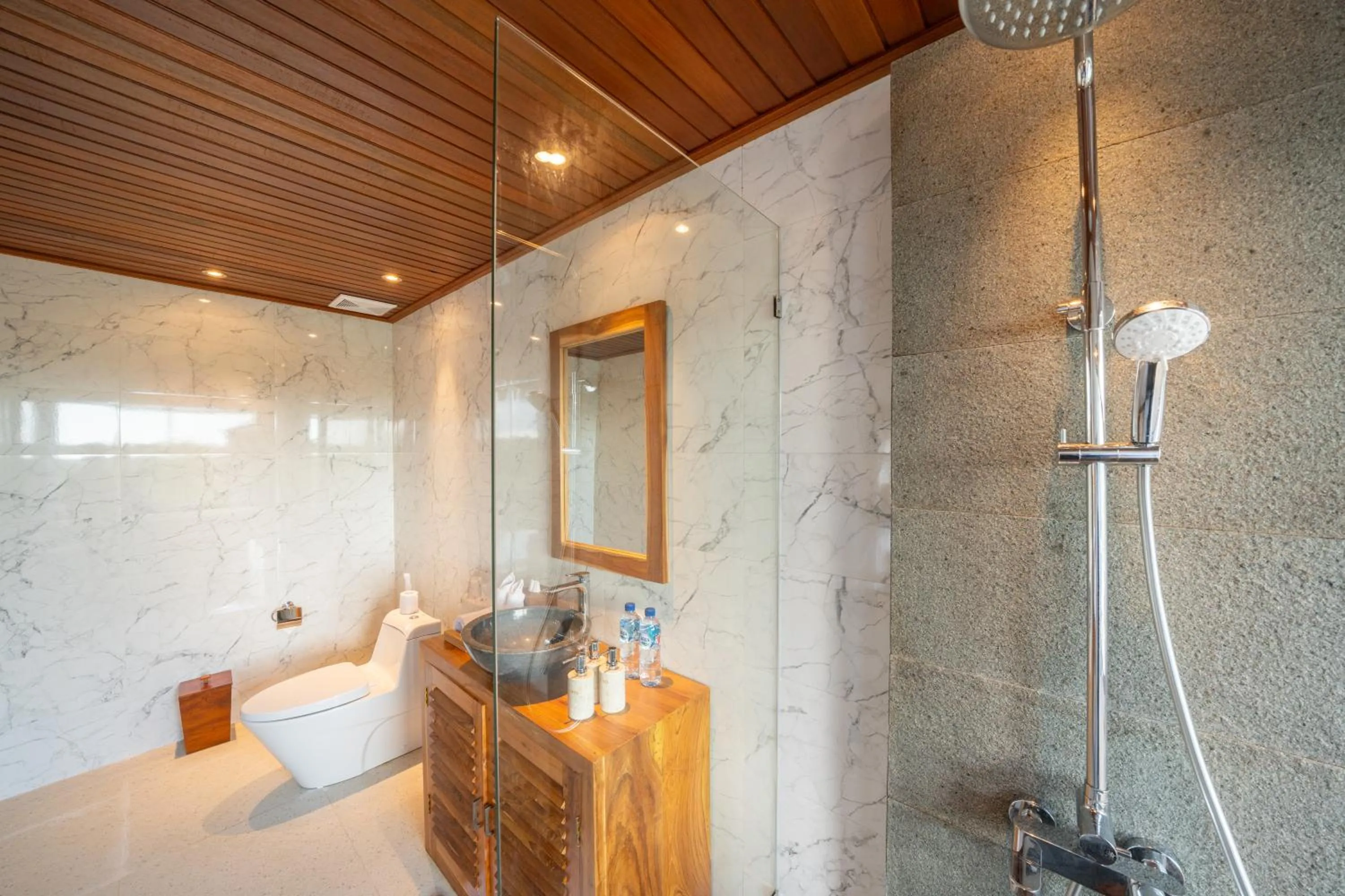 Shower in Kaki Uma Villa
