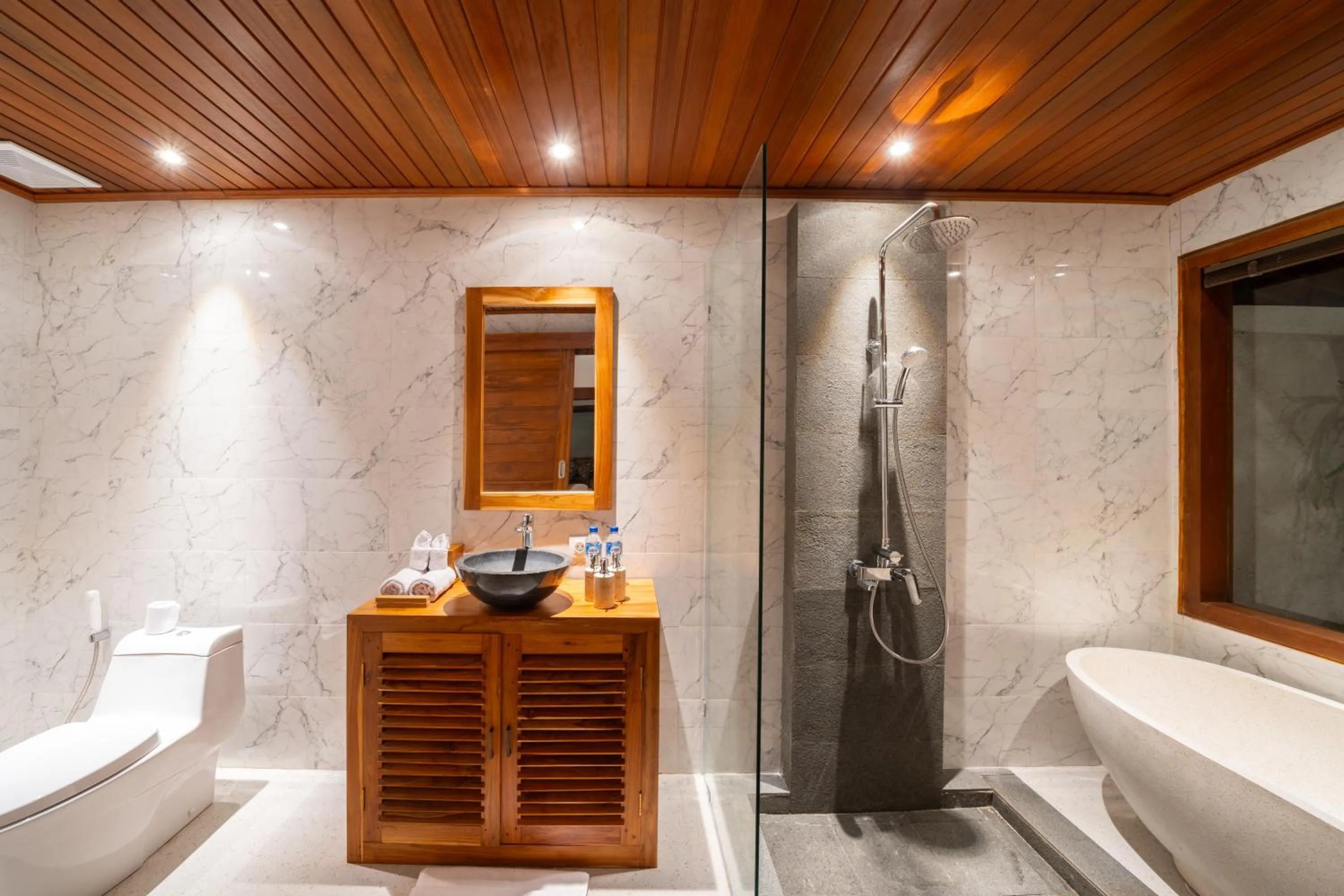 Shower in Kaki Uma Villa