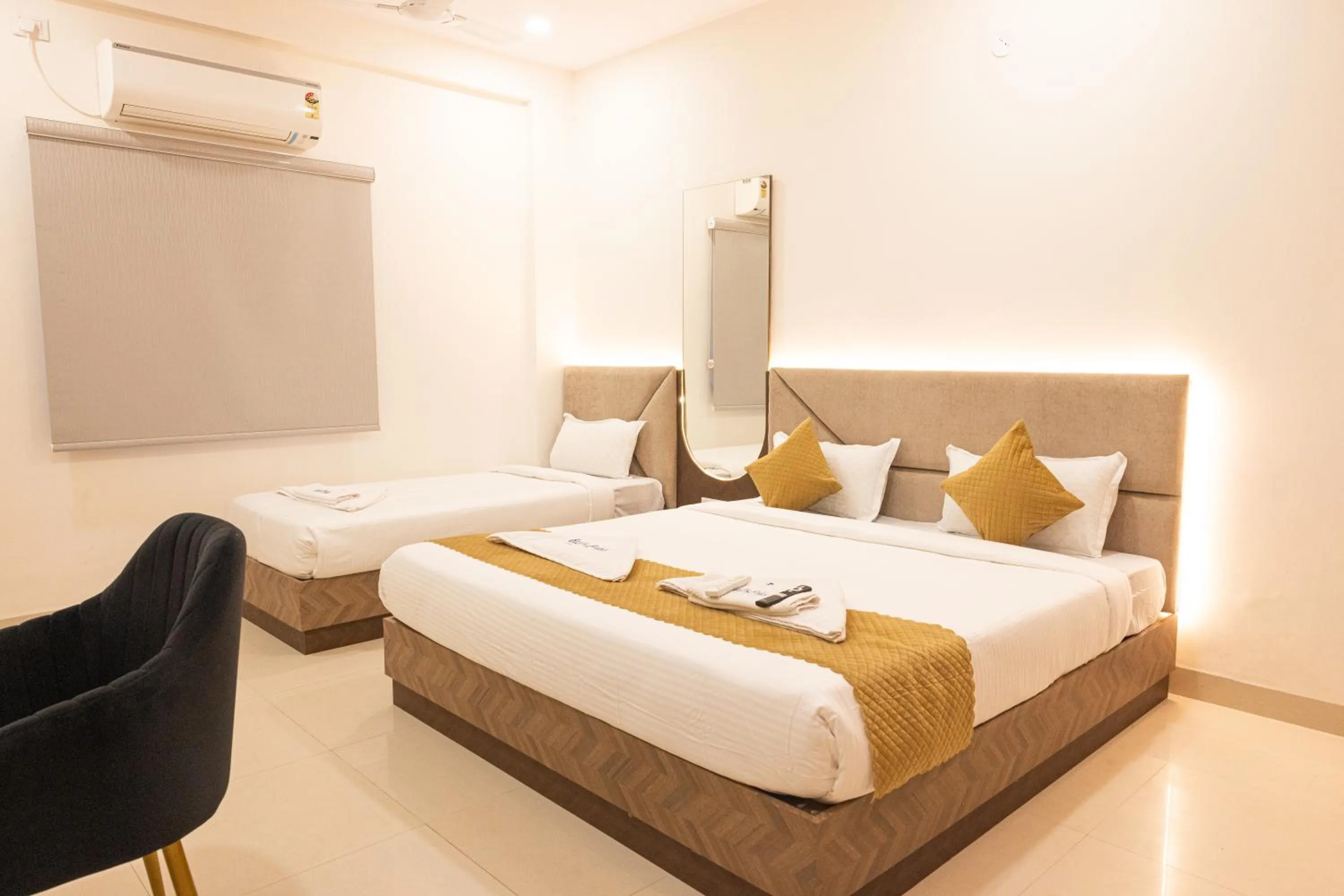 Living room, Bed in Hotel Radhe Pride Hitech City