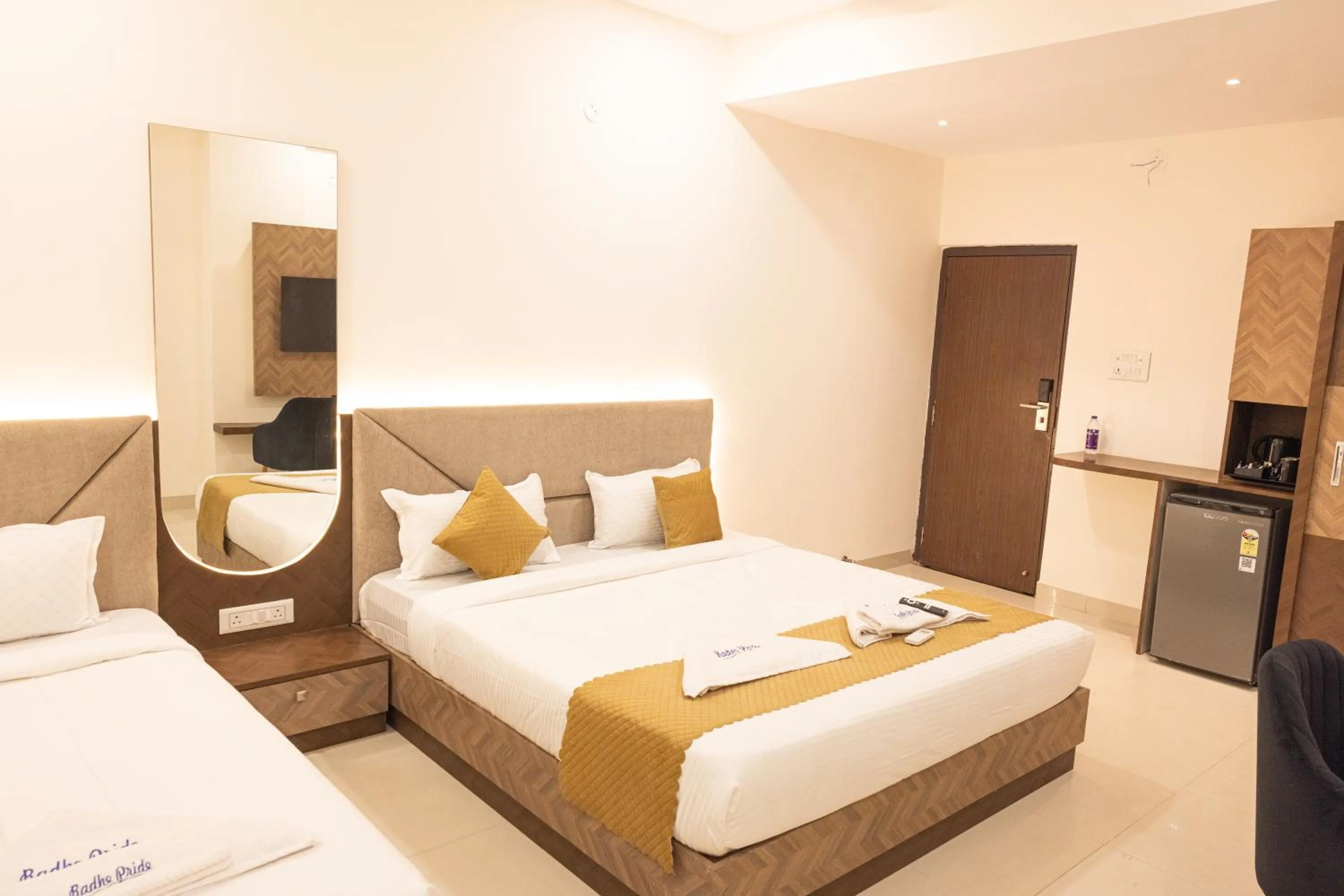 Living room, Bed in Hotel Radhe Pride Hitech City