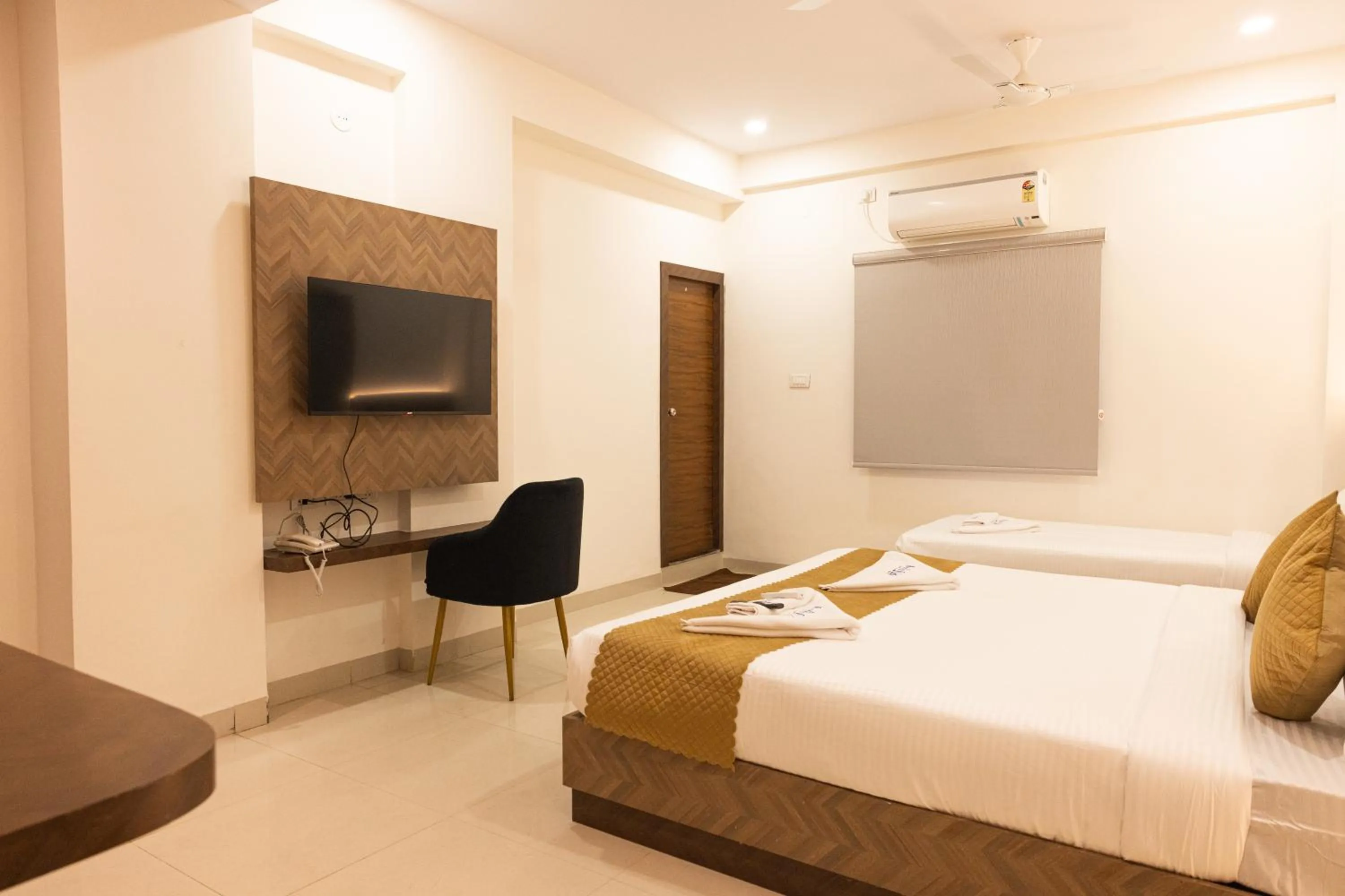 Communal lounge/ TV room, Bed in Hotel Radhe Pride Hitech City