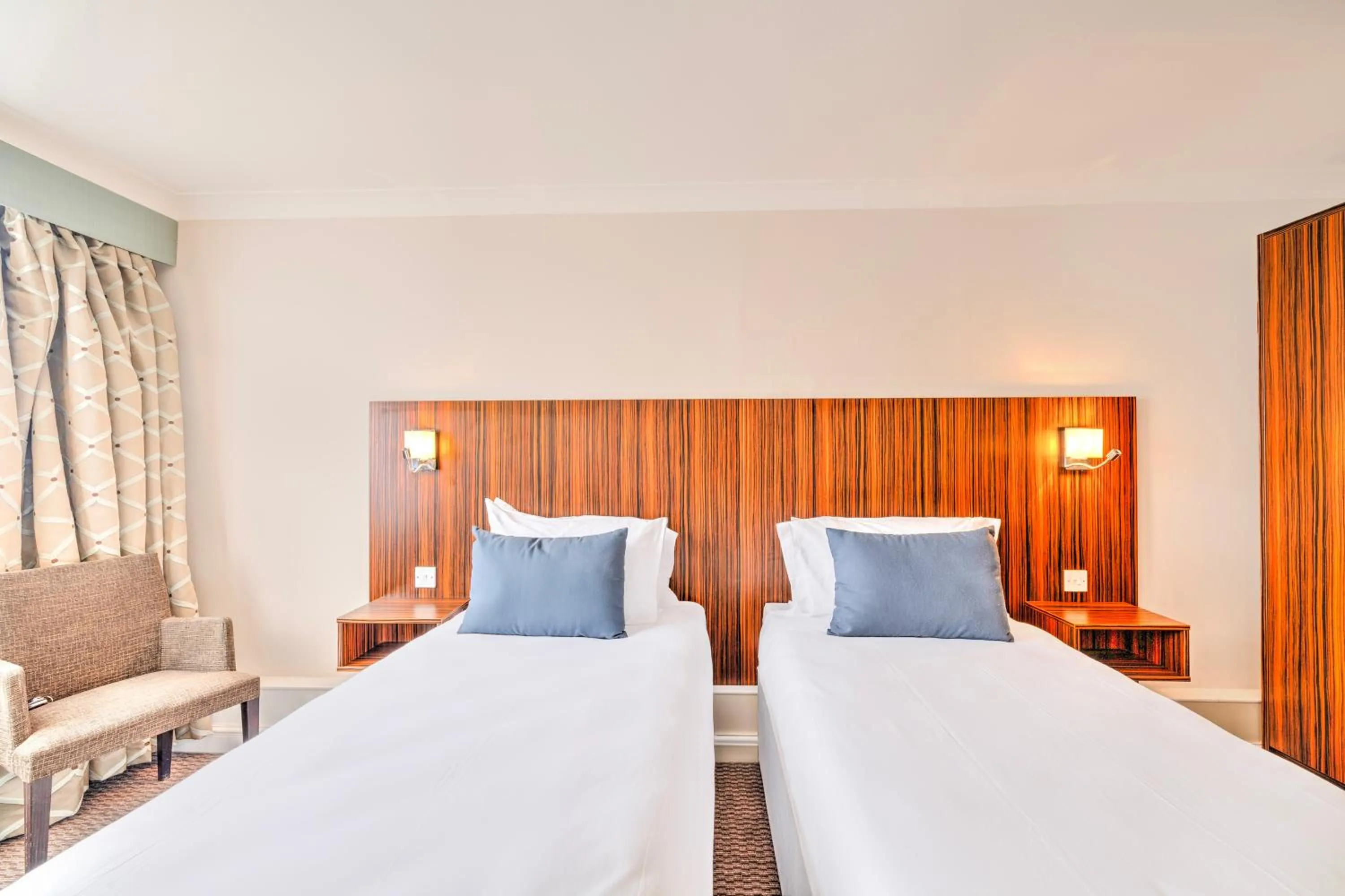 Bed in Palms Hotel & Retreat By Palette London Romford