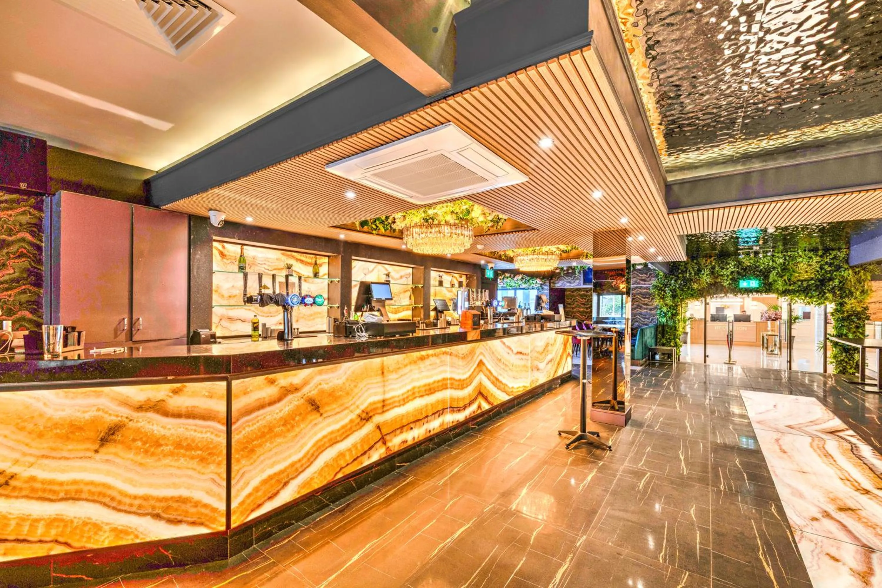 Lounge or bar in Palms Hotel & Retreat By Palette London Romford