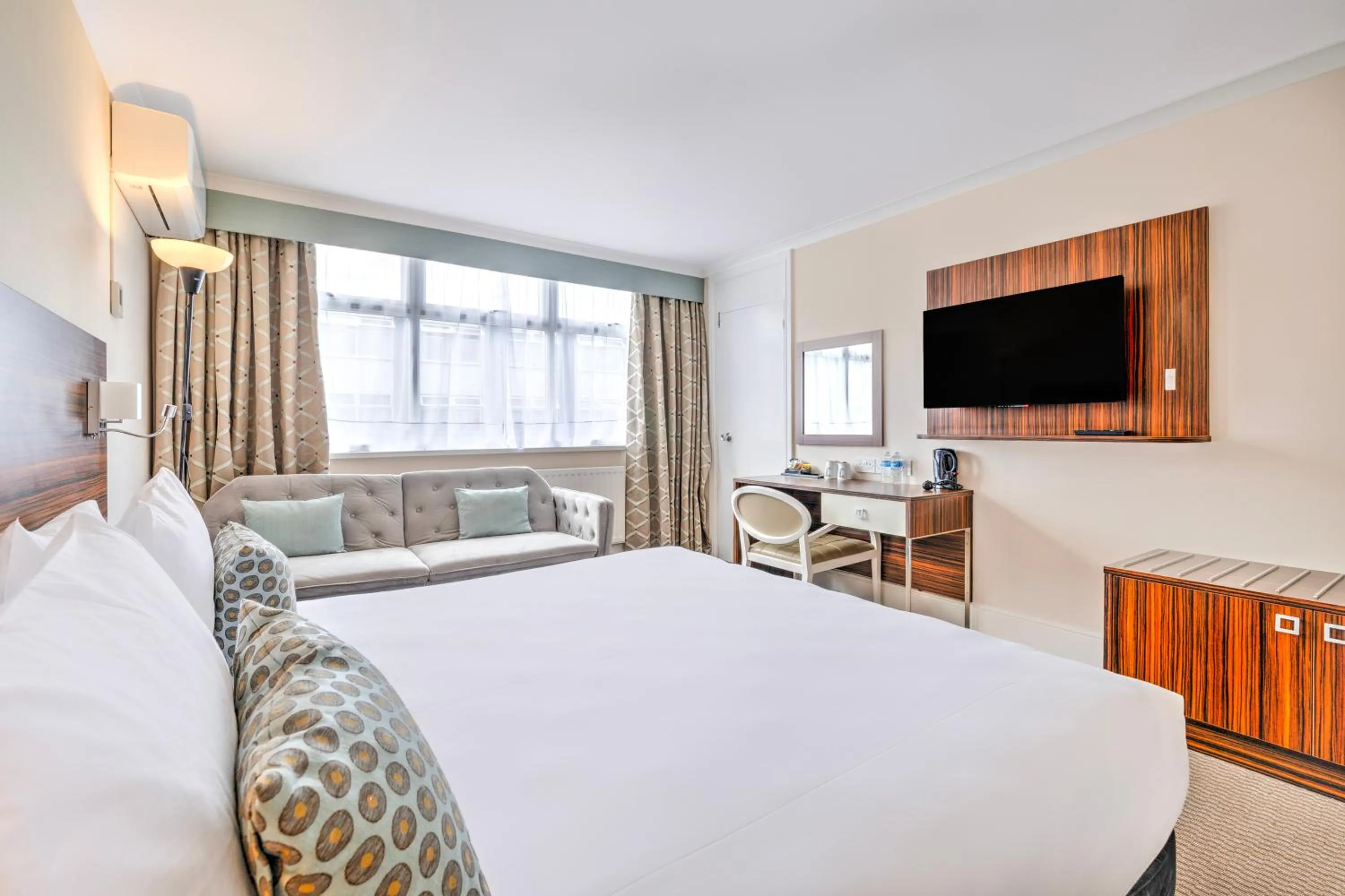 Bedroom, Bed in Palms Hotel & Retreat By Palette London Romford