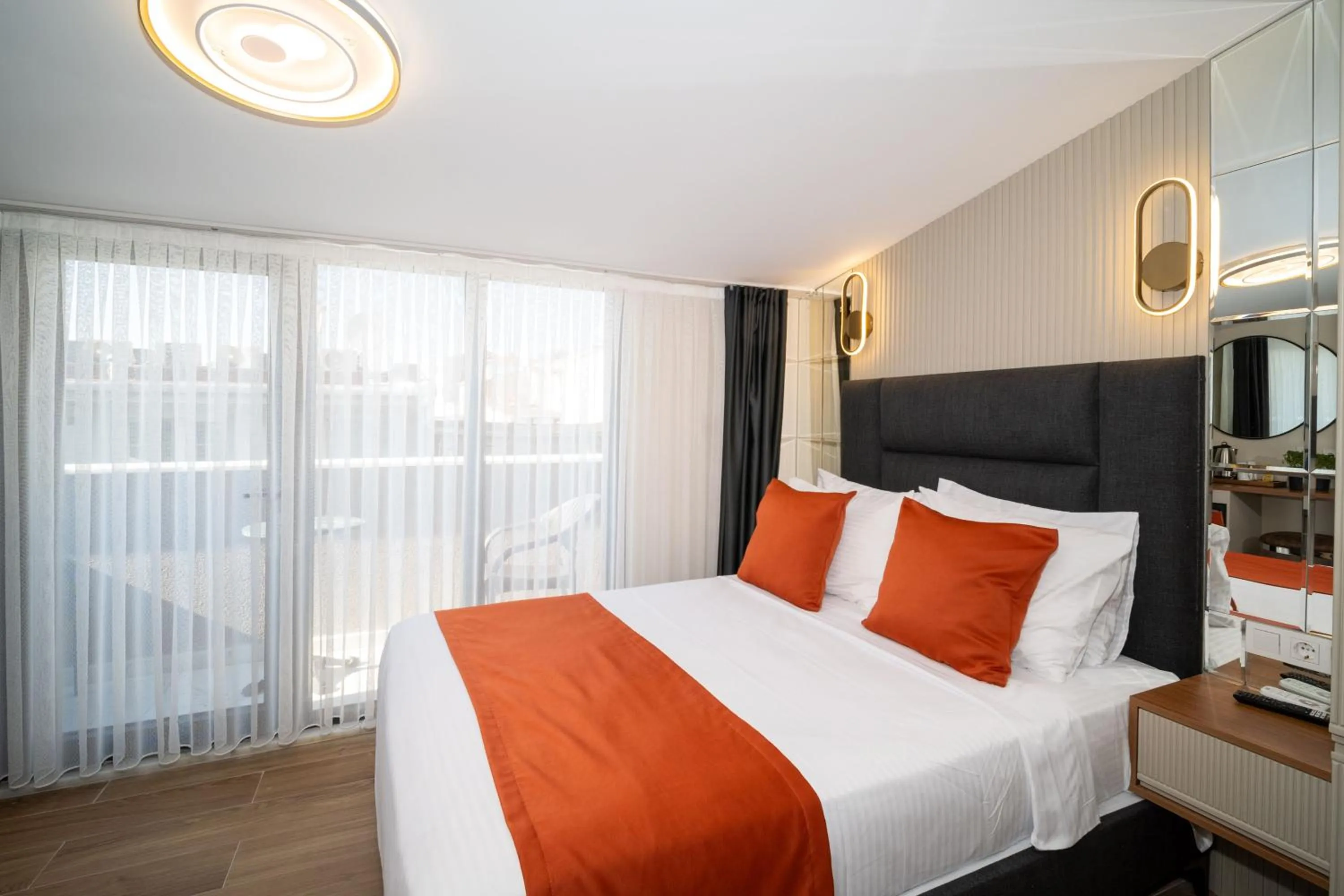 Photo of the whole room, Bed in Robin Hotel