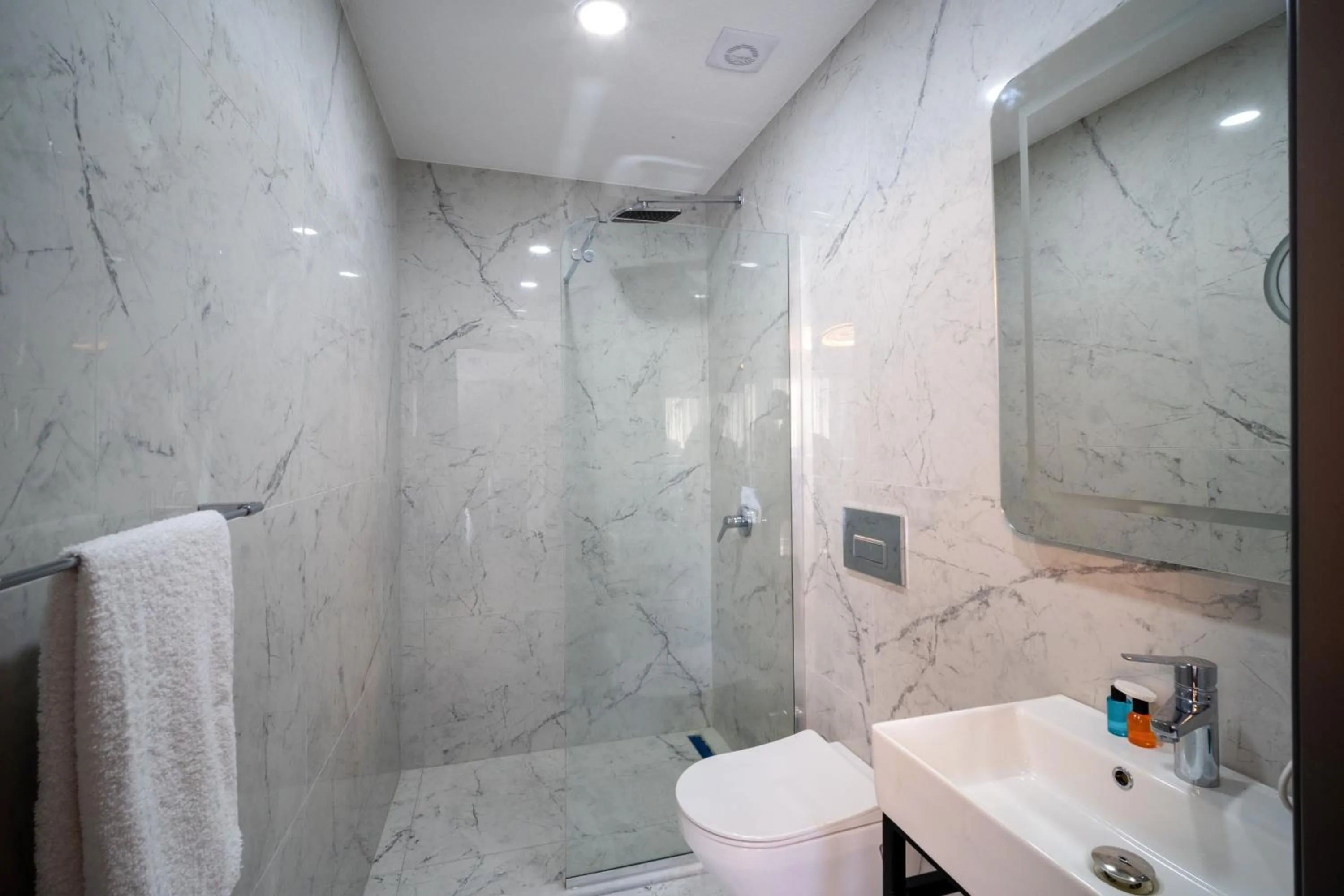 Bathroom in Robin Hotel