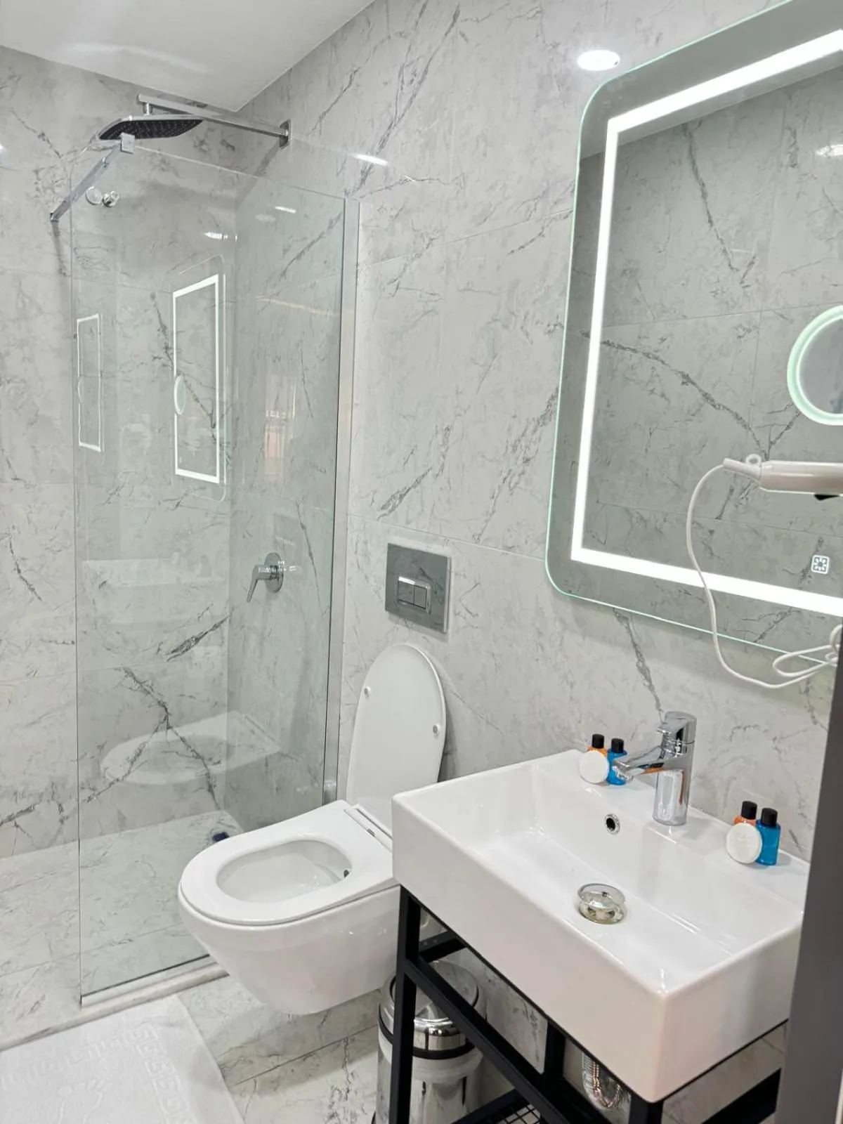 Shower in Robin Hotel