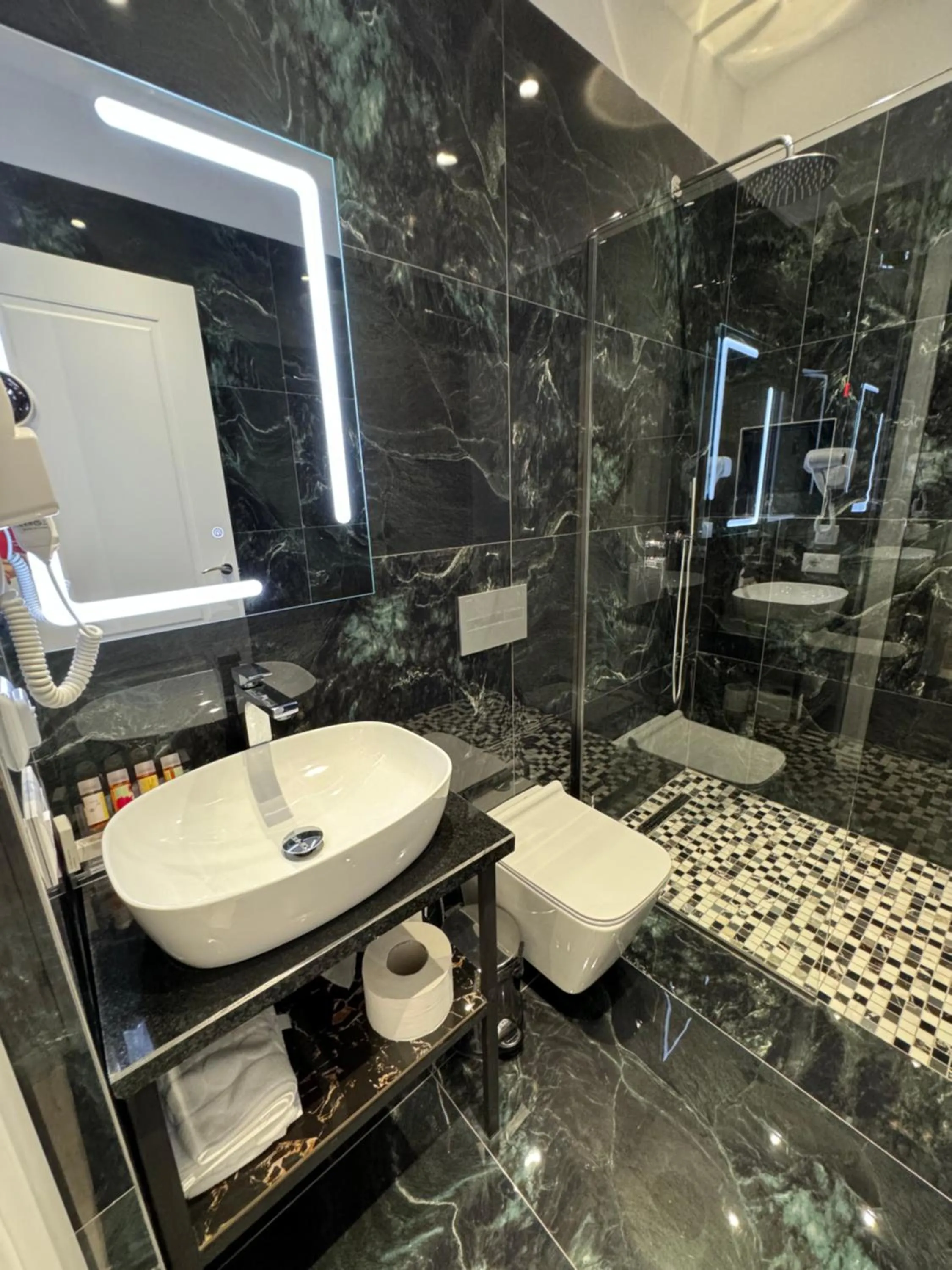 Shower in Hotel Panorama & Spa Elbasan