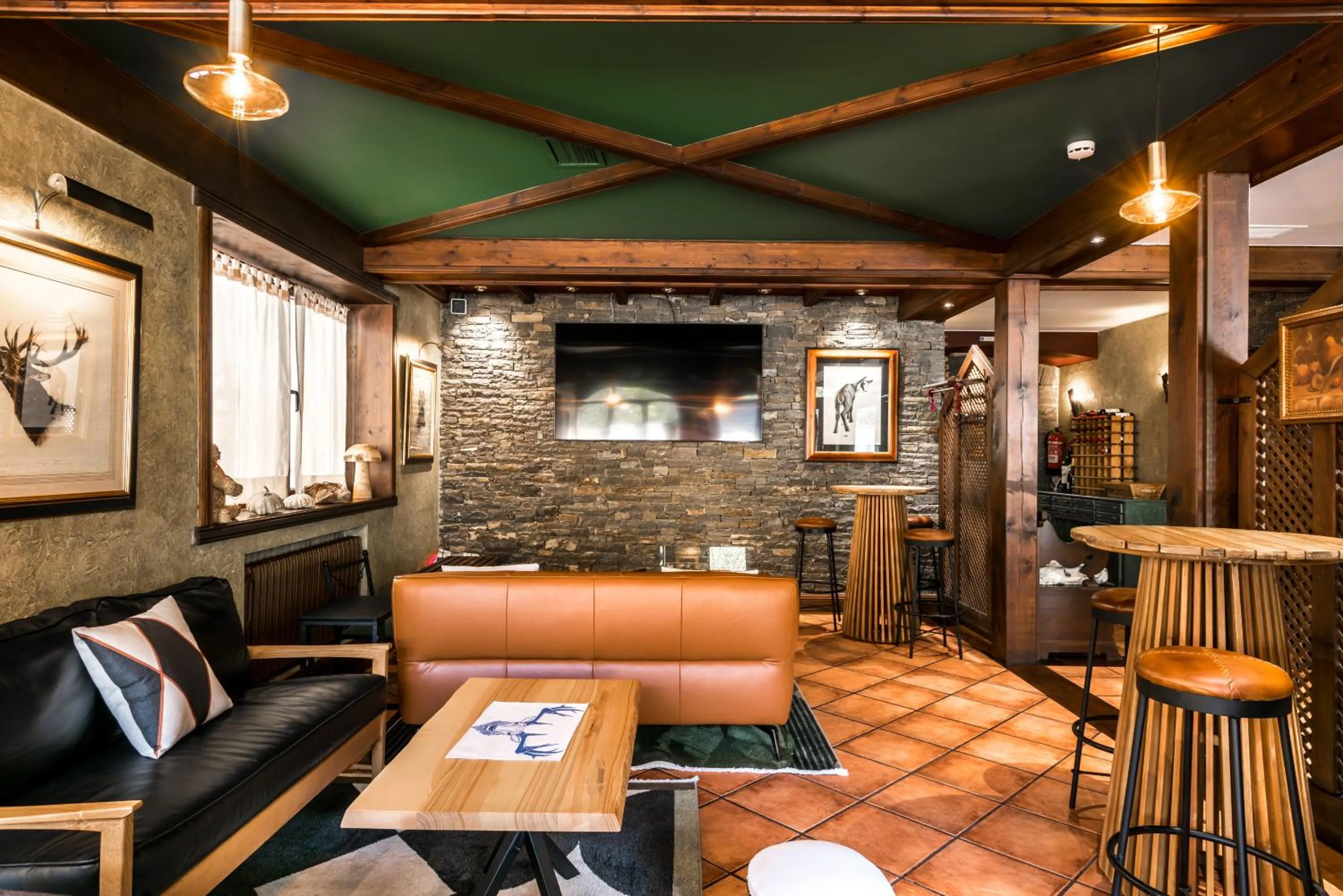 Lounge or bar in El Refugio de Aran Vielha Aparthotel