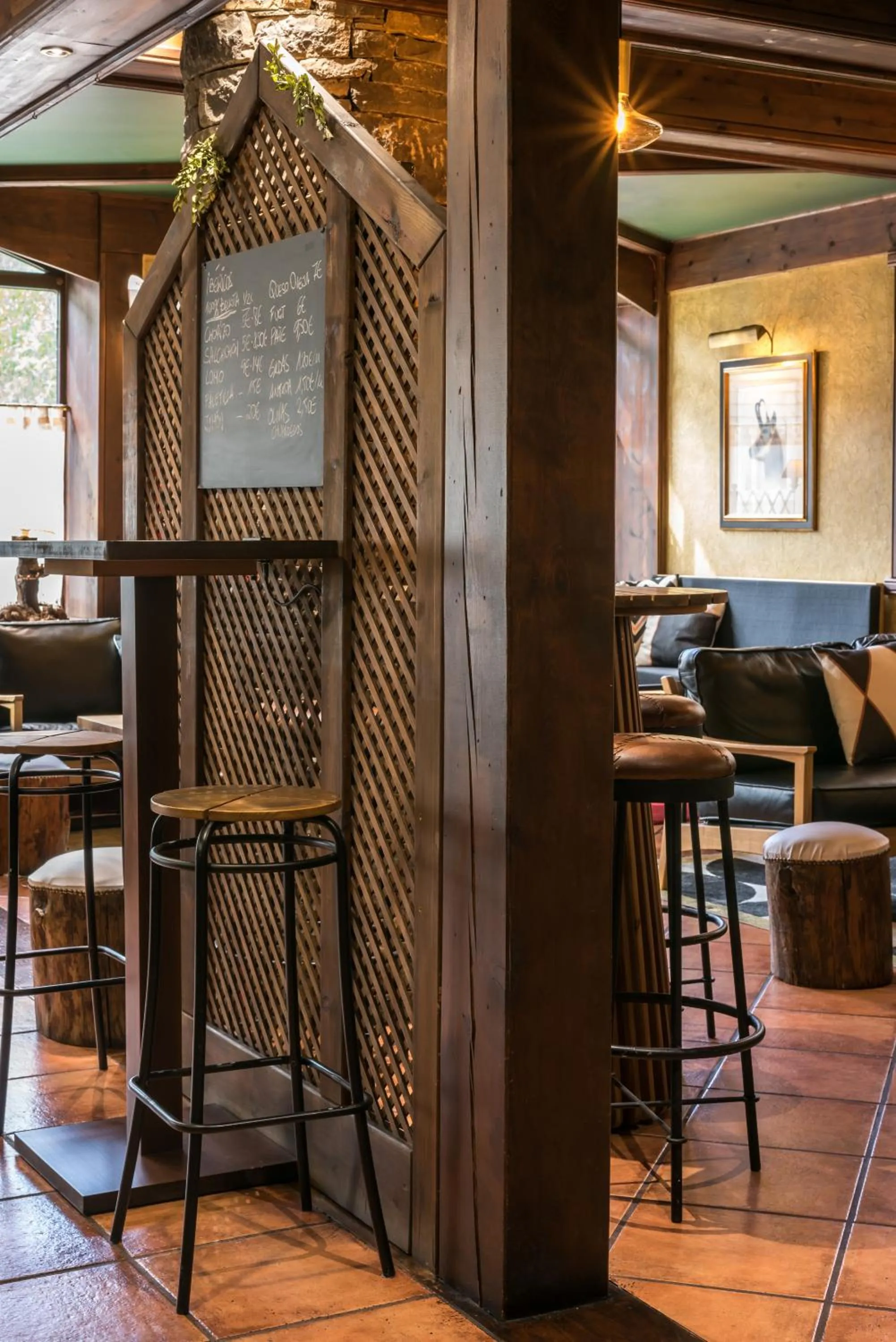 Lounge or bar in El Refugio de Aran Vielha Aparthotel