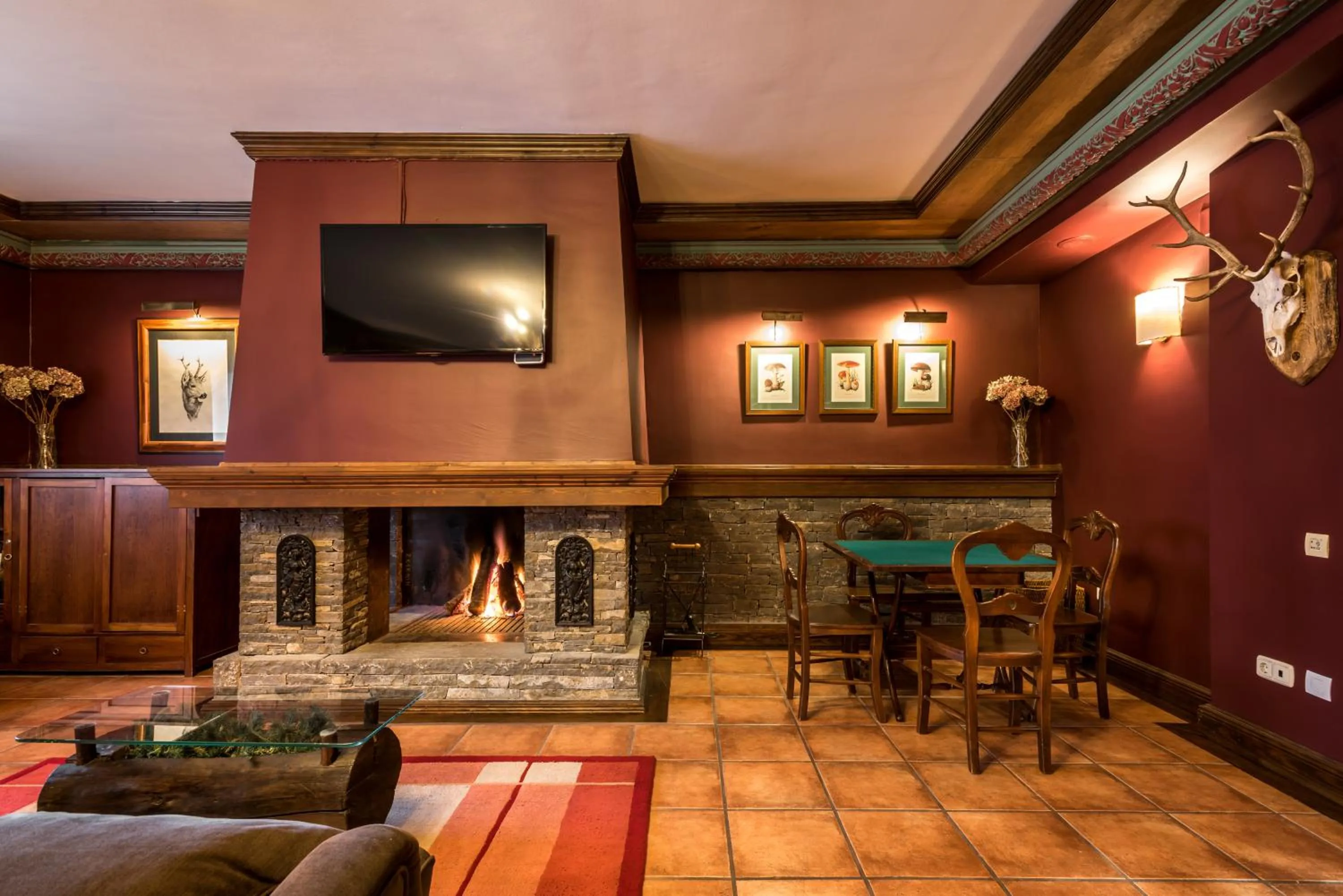 Communal lounge/ TV room in El Refugio de Aran Vielha Aparthotel