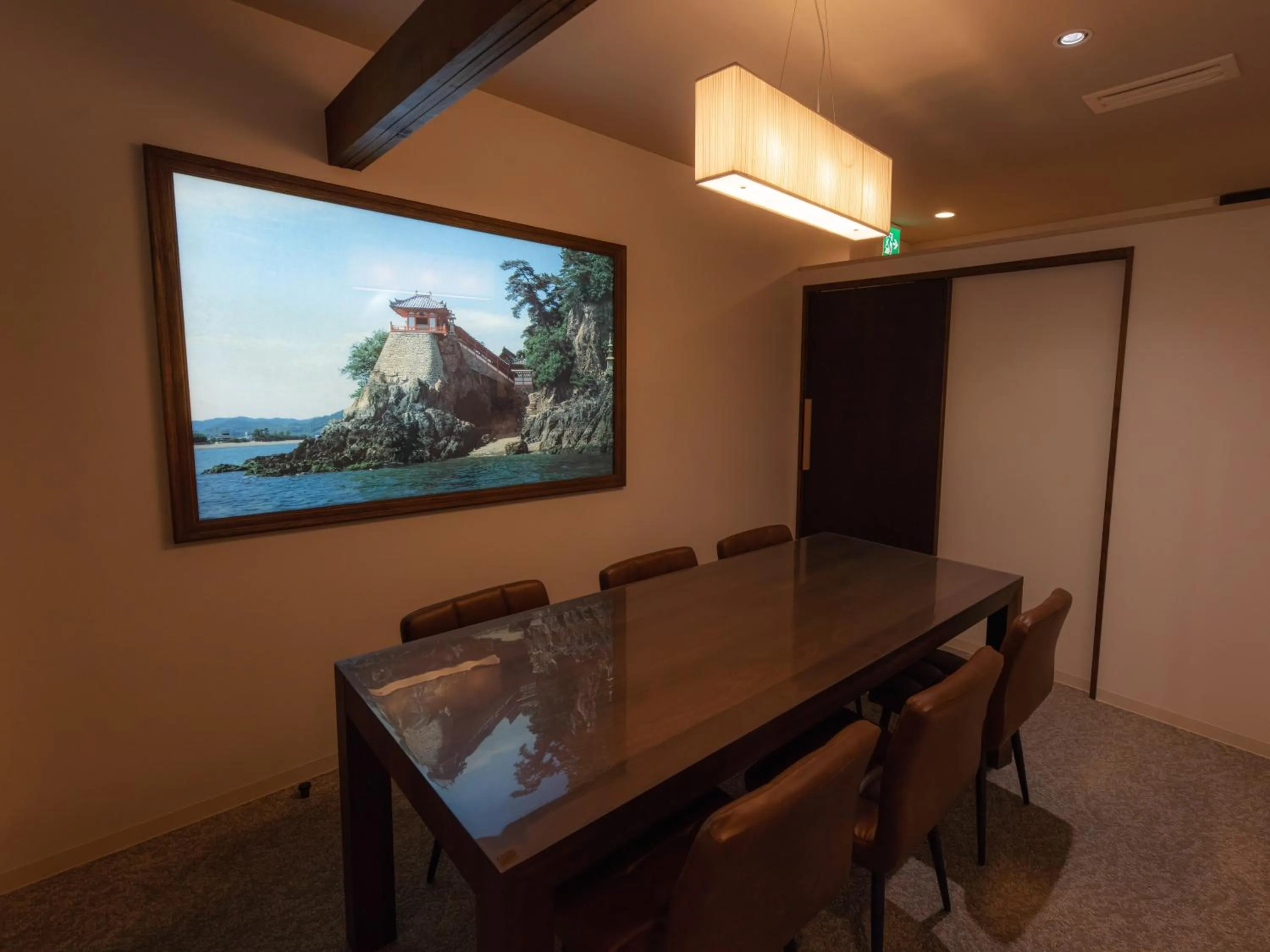 Photo of the whole room in Abuto Honkan