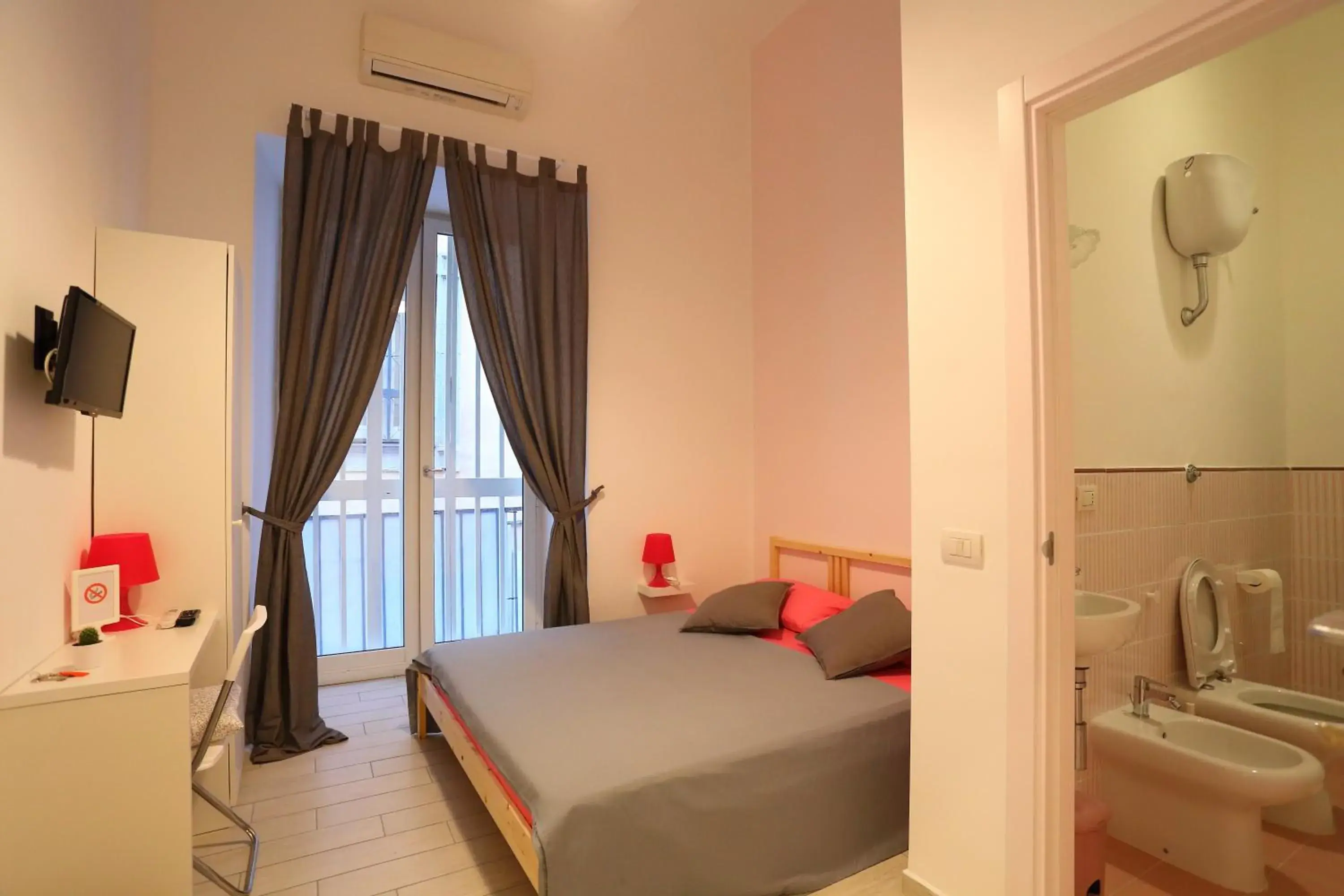 Double Room with Private Bathroom in B&B Napoli a Festa Double Room with Private Bathroom in B&B Napoli a Festa