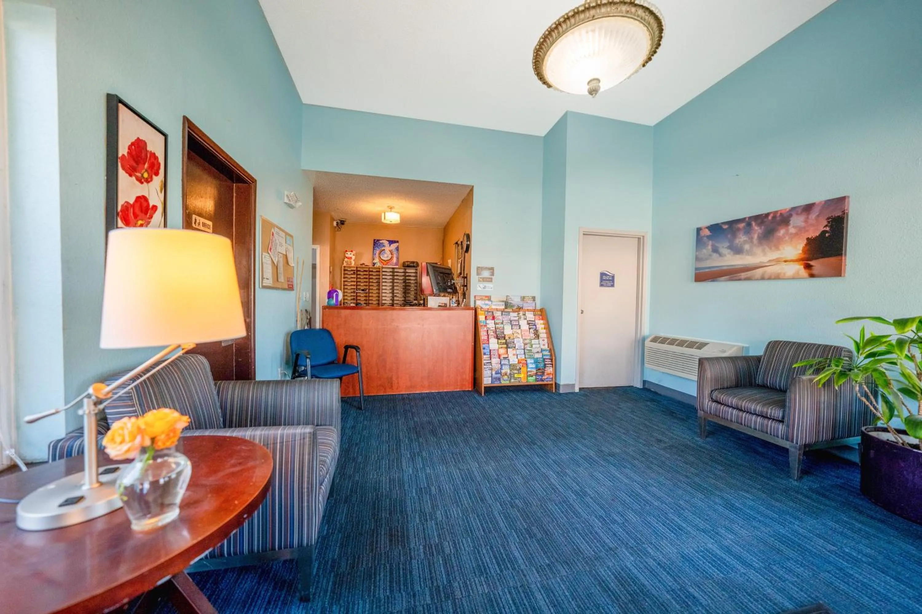 Lobby or reception in Unicorn Inn by OYO Portland