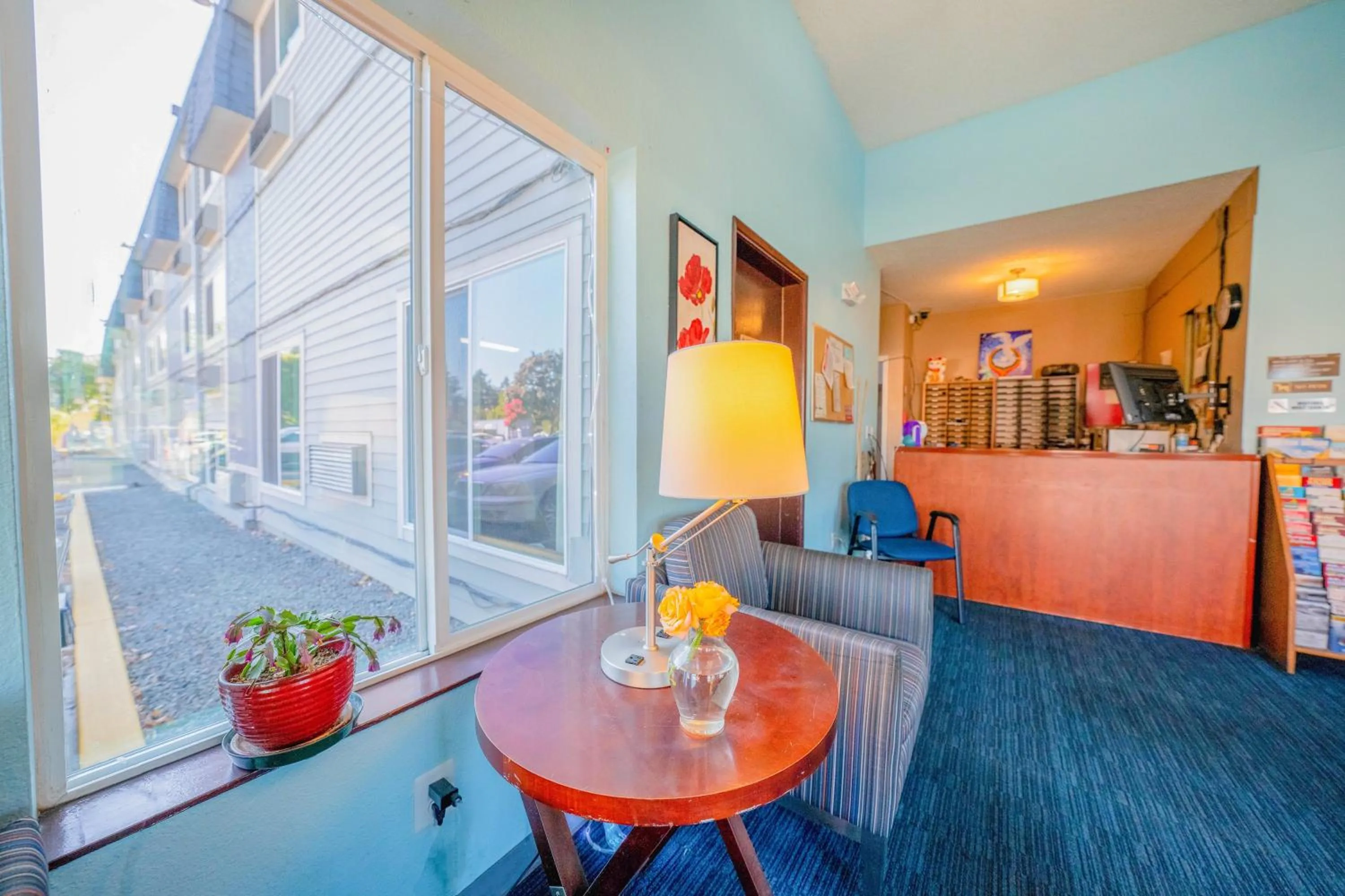 Lobby or reception in Unicorn Inn by OYO Portland