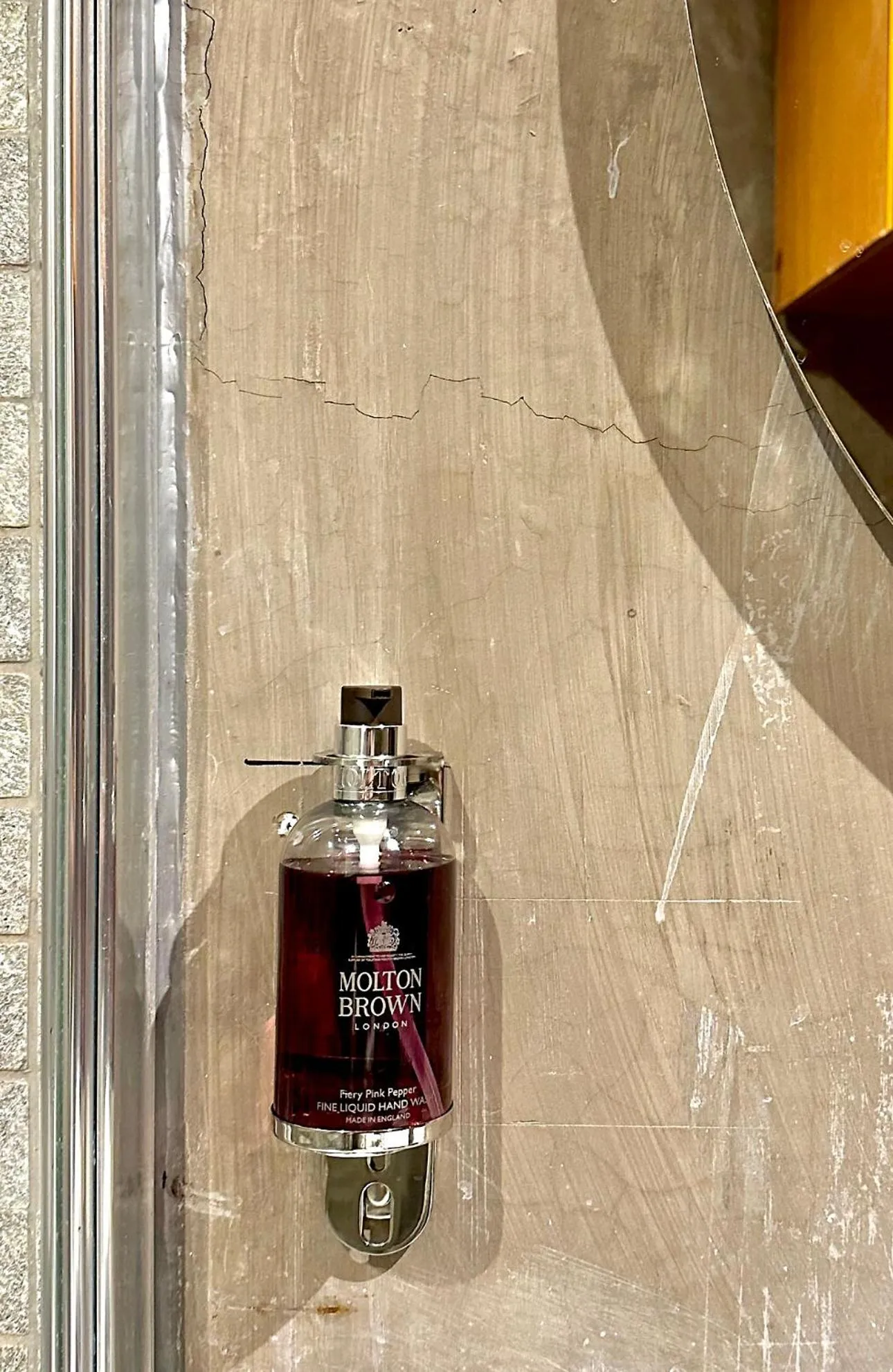 Shower in Almunia de San Miguel