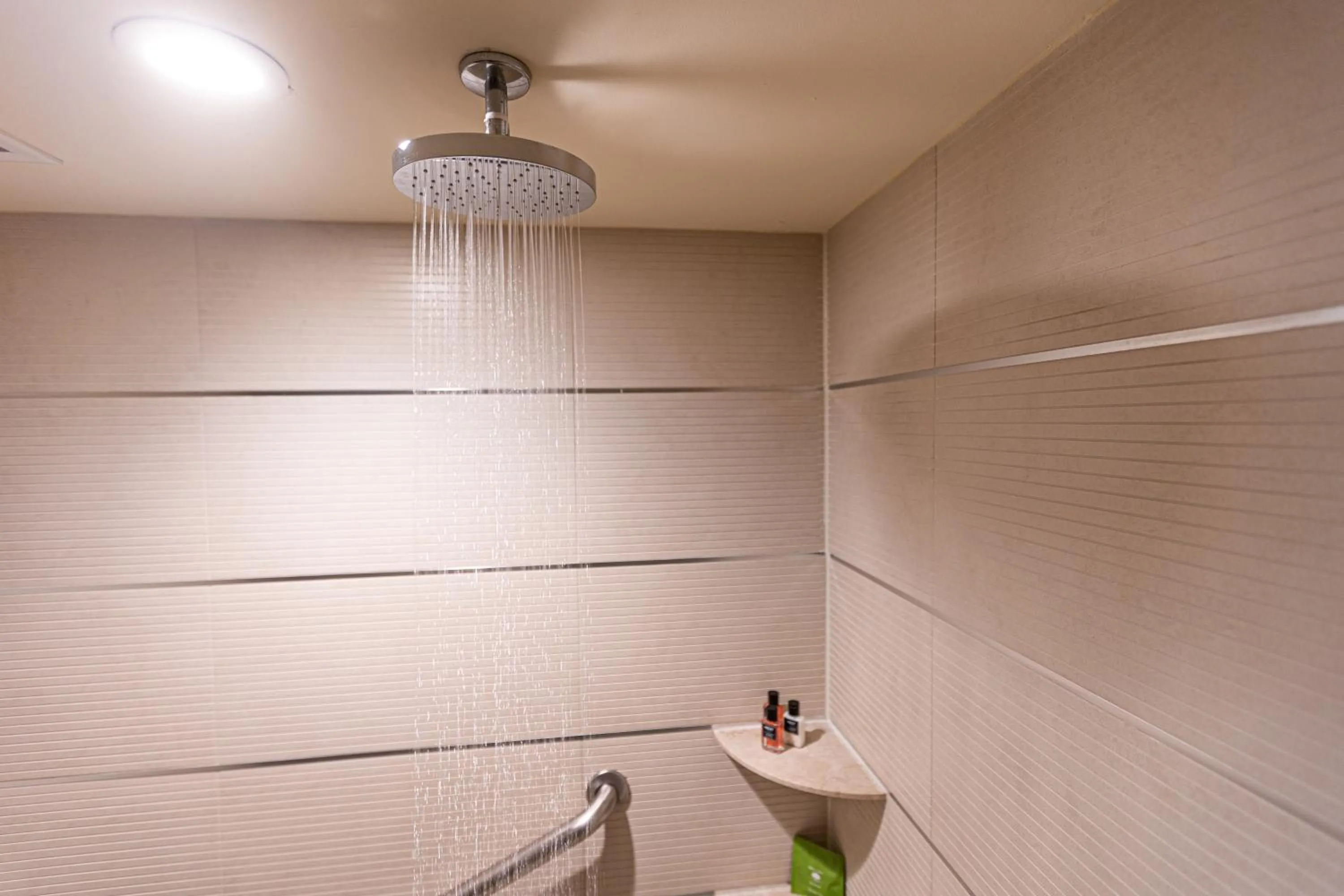 Shower in Daddy O Hotel