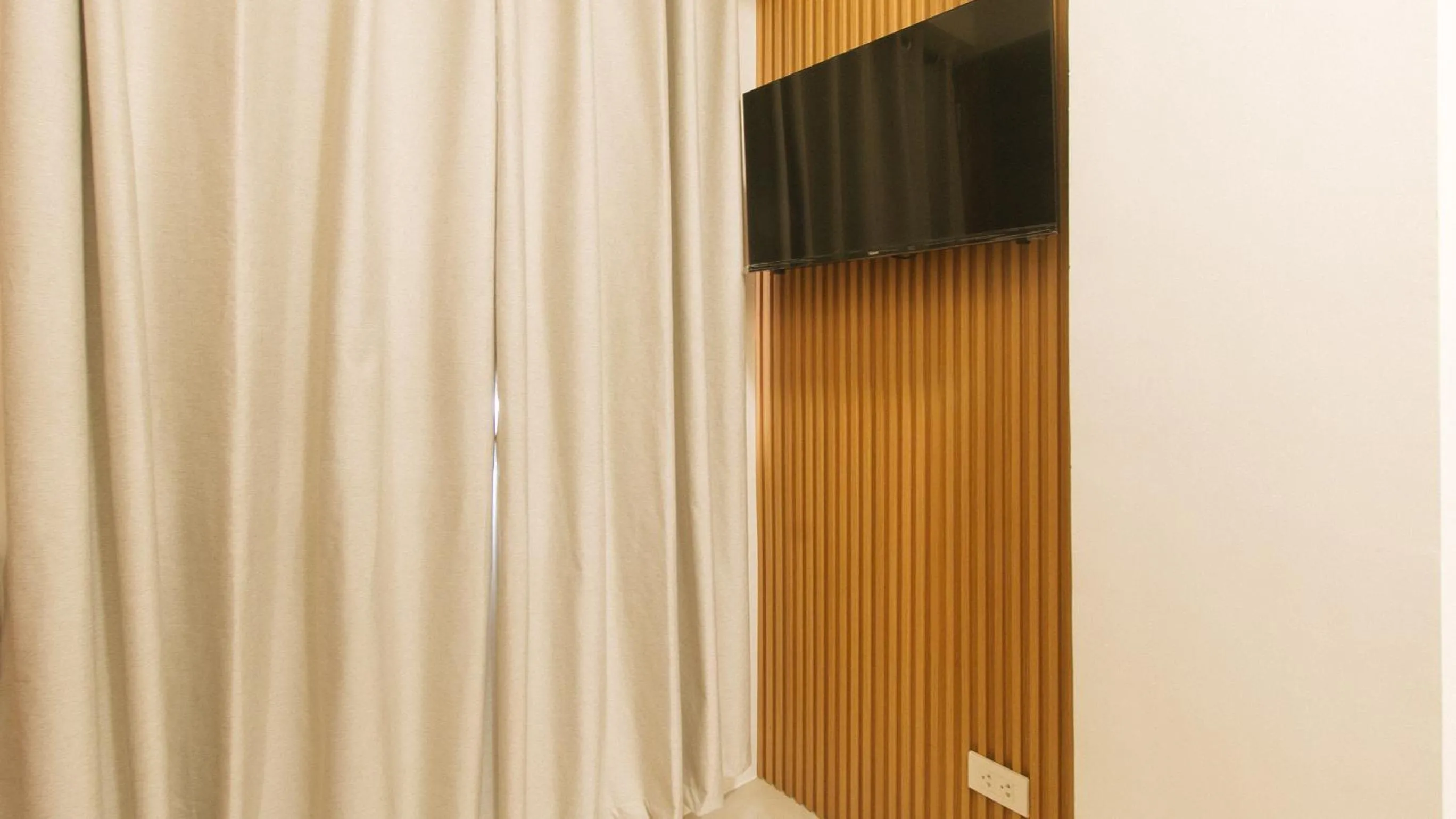 TV and multimedia in RedDoorz at Delorian Residences