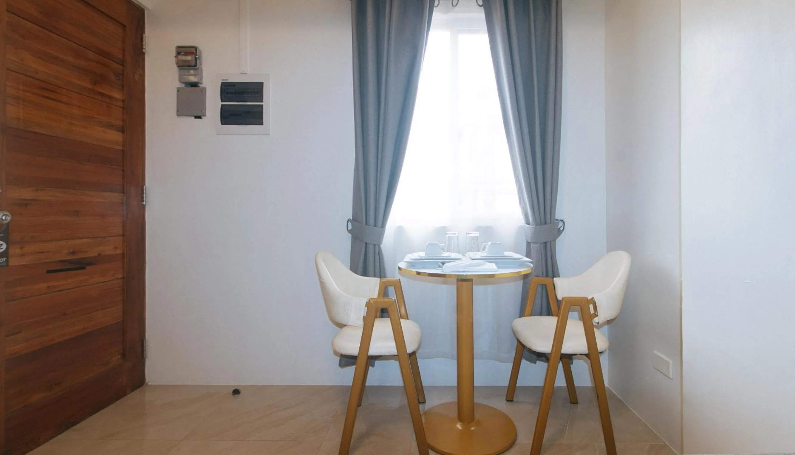 Seating area in RedDoorz at Delorian Residences