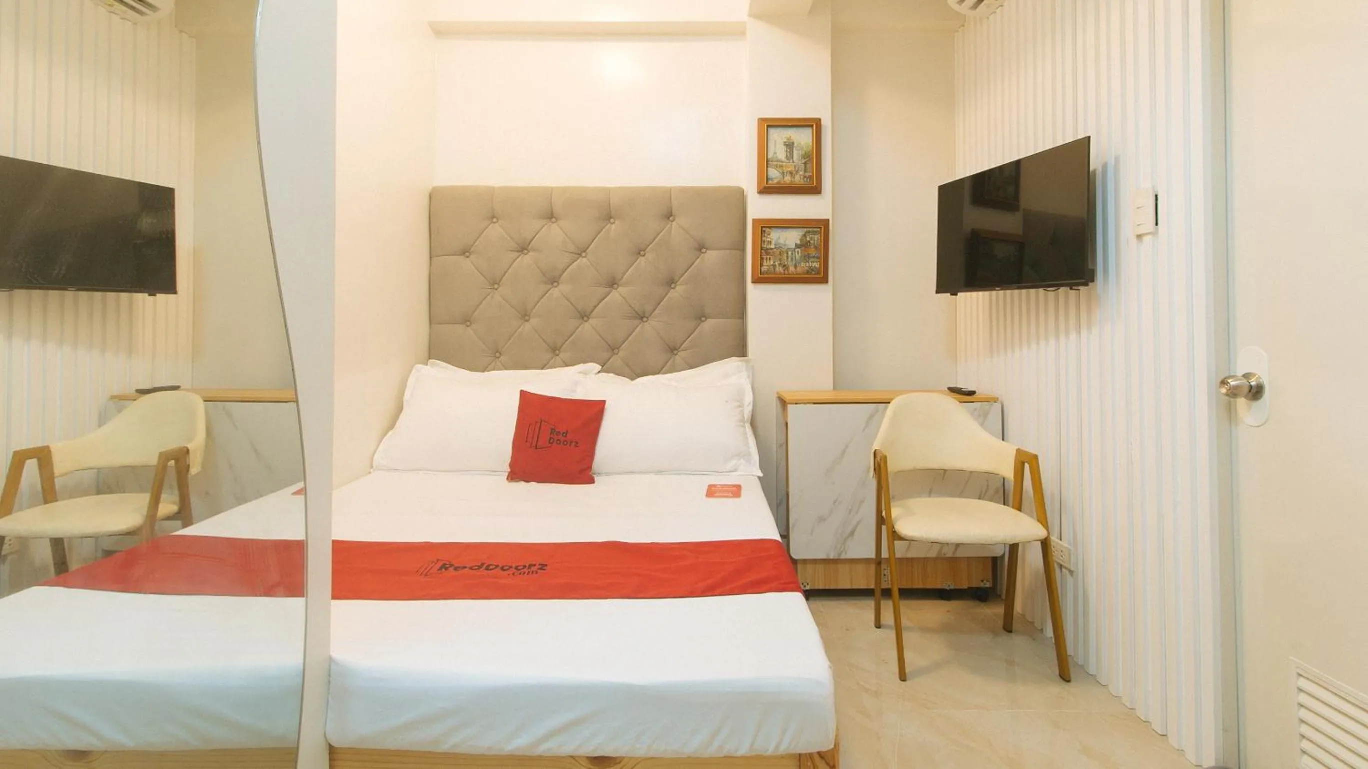 TV and multimedia, Bed in RedDoorz at Delorian Residences