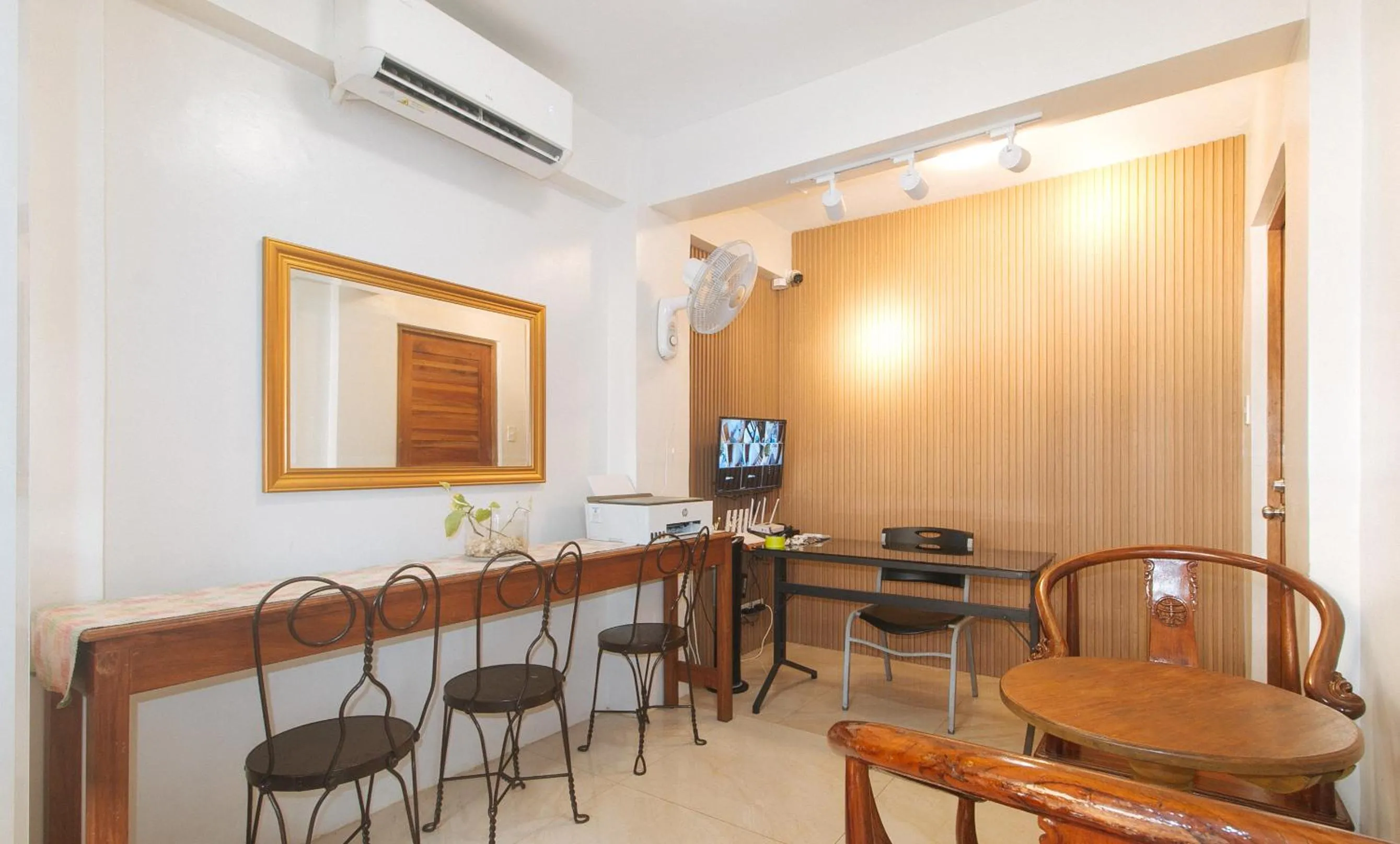 Lobby or reception in RedDoorz at Delorian Residences