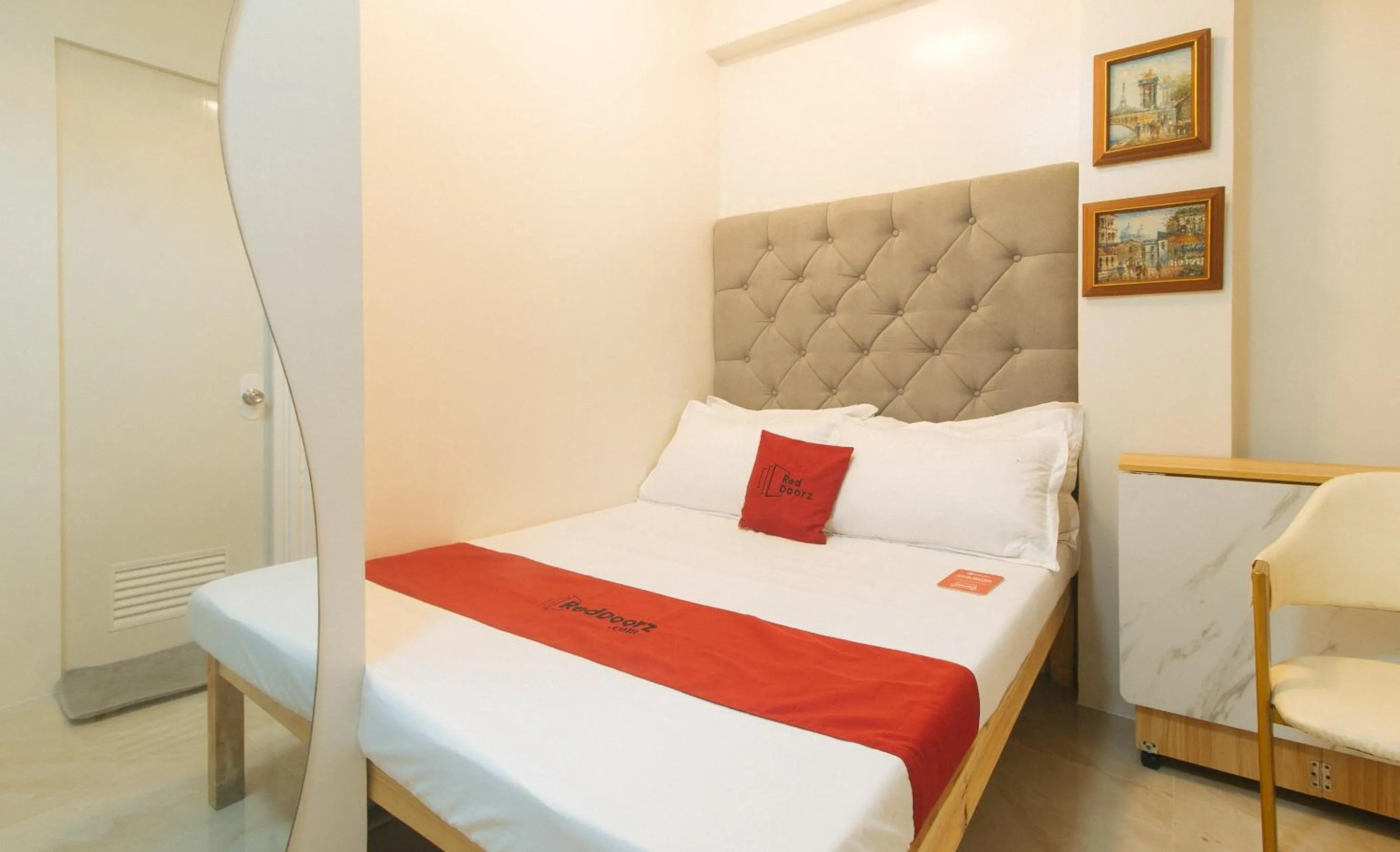 Bedroom, Bed in RedDoorz at Delorian Residences