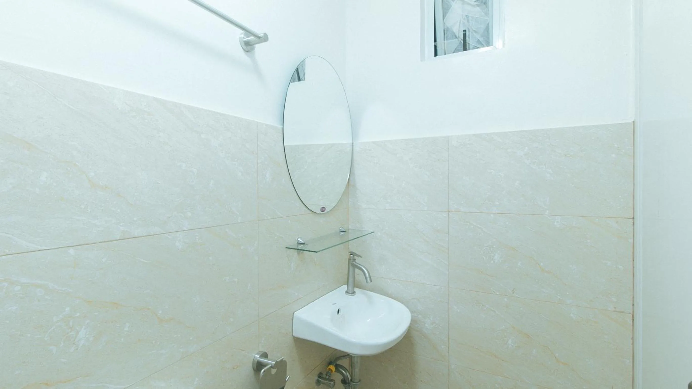 Bathroom in RedDoorz at Delorian Residences