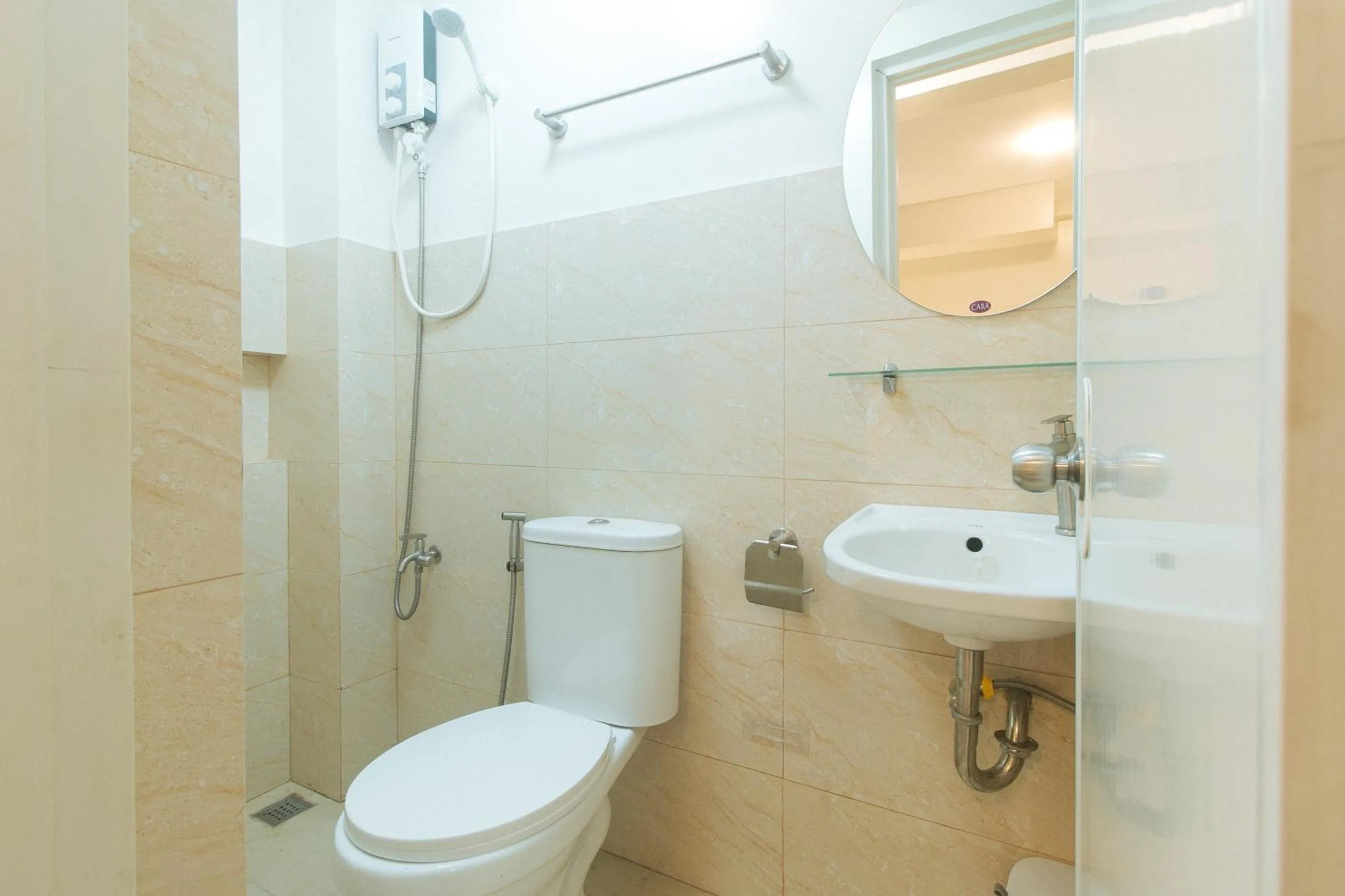 Bathroom in RedDoorz at Delorian Residences