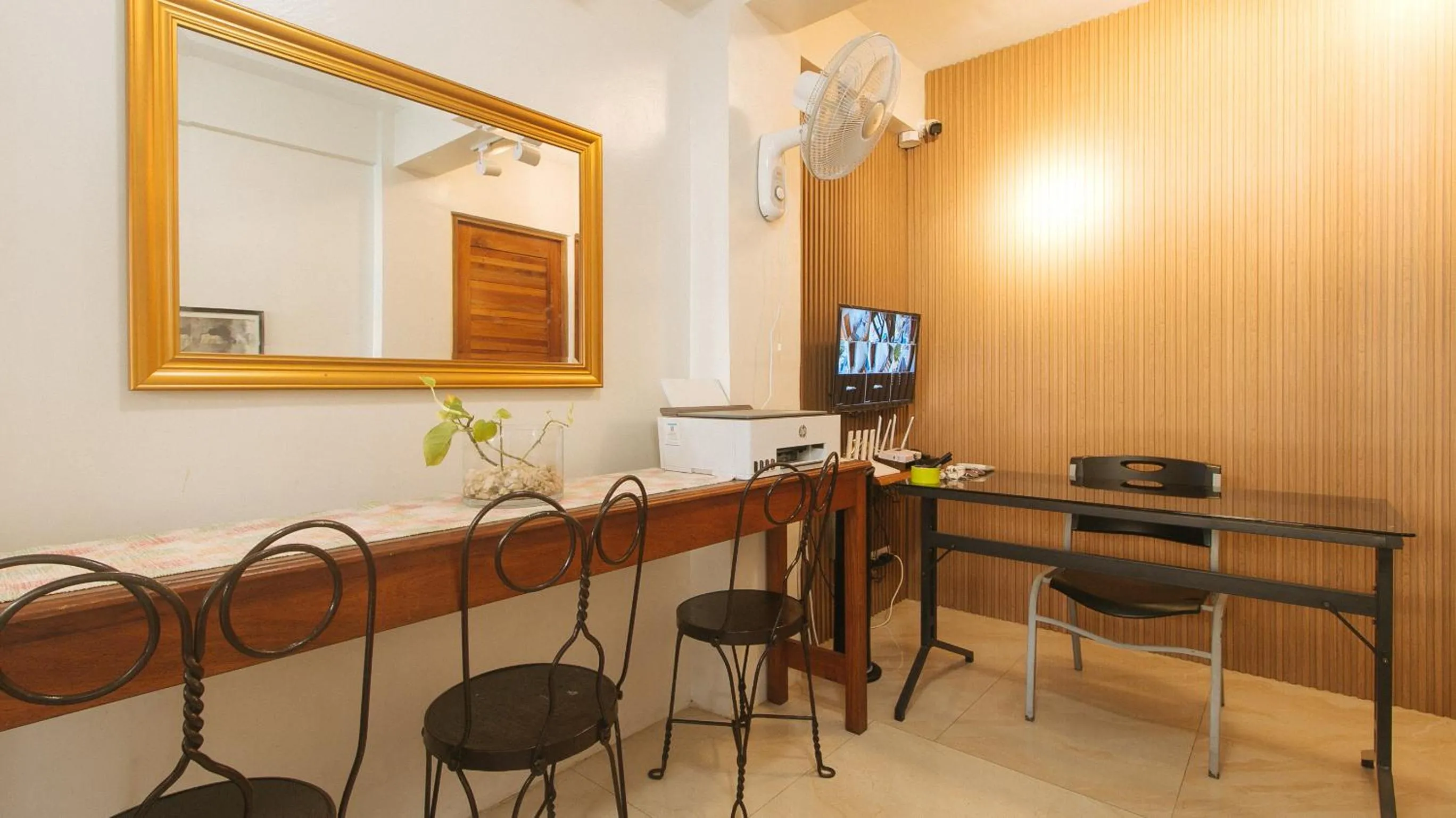 Seating area in RedDoorz at Delorian Residences