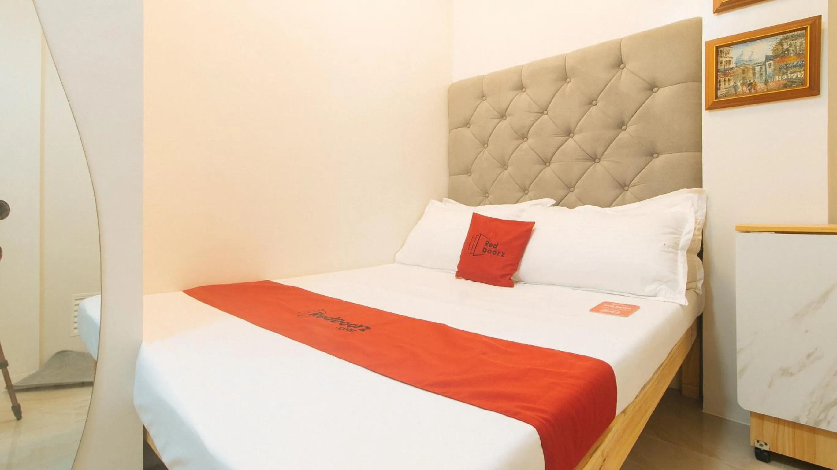 Bedroom, Bed in RedDoorz at Delorian Residences