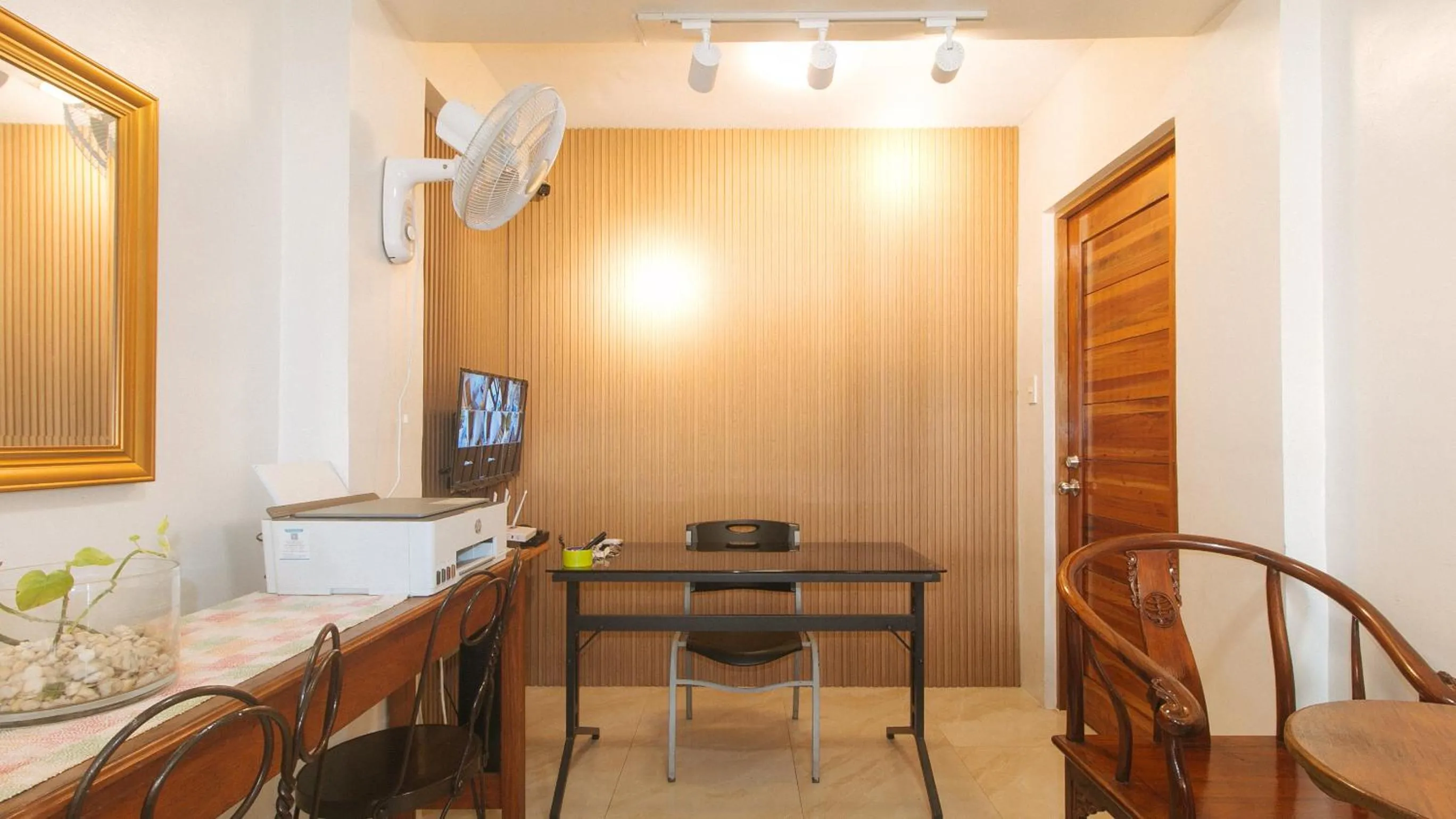 Lobby or reception in RedDoorz at Delorian Residences