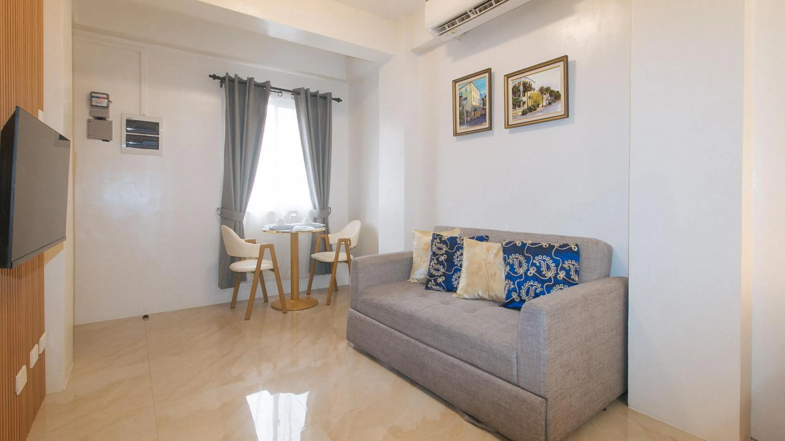 TV and multimedia in RedDoorz at Delorian Residences