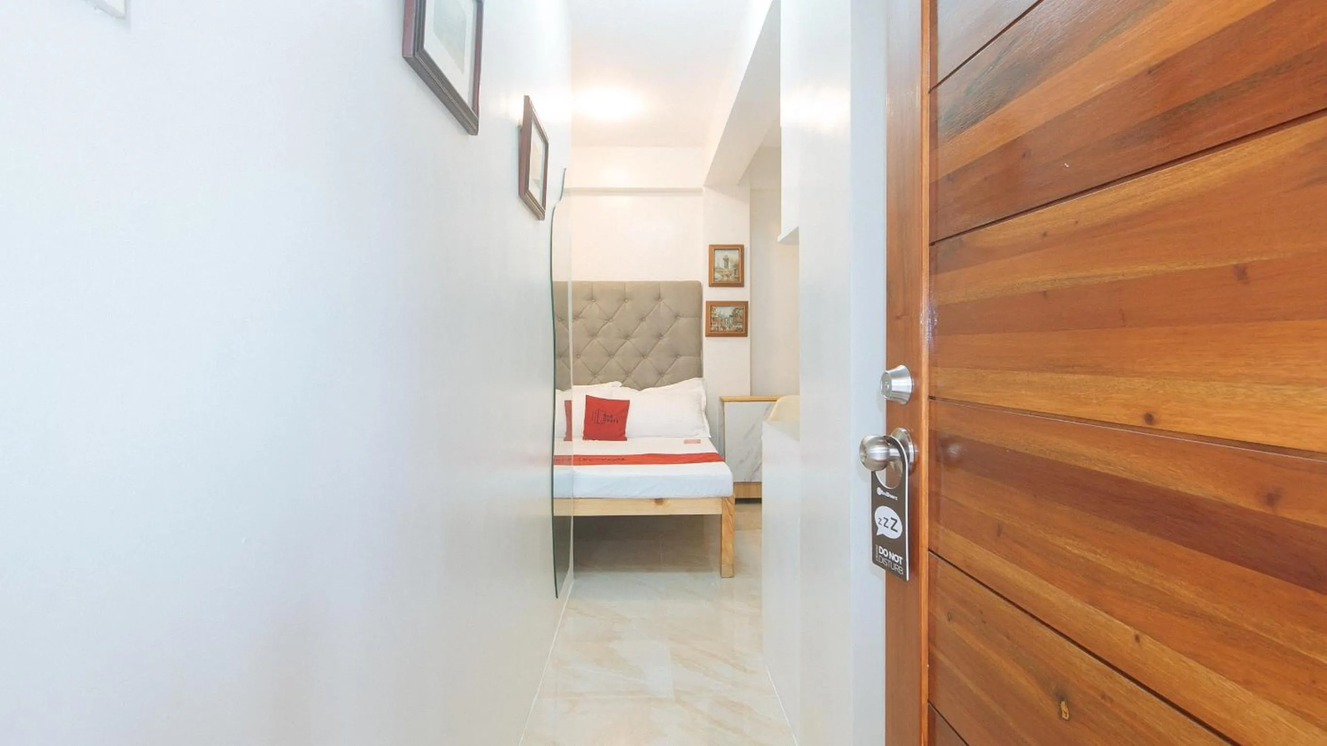 Photo of the whole room, Bed in RedDoorz at Delorian Residences
