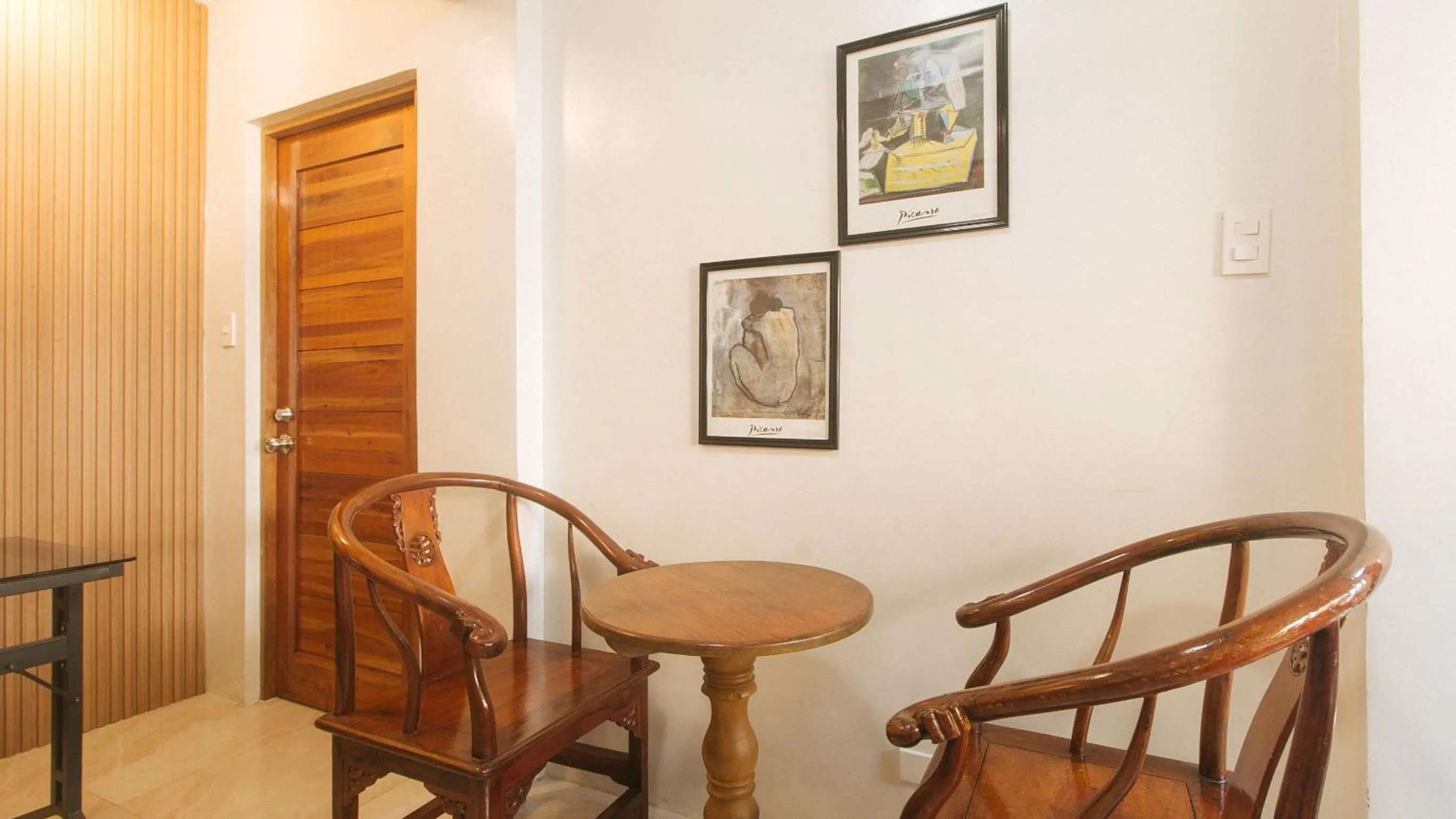 Lobby or reception in RedDoorz at Delorian Residences