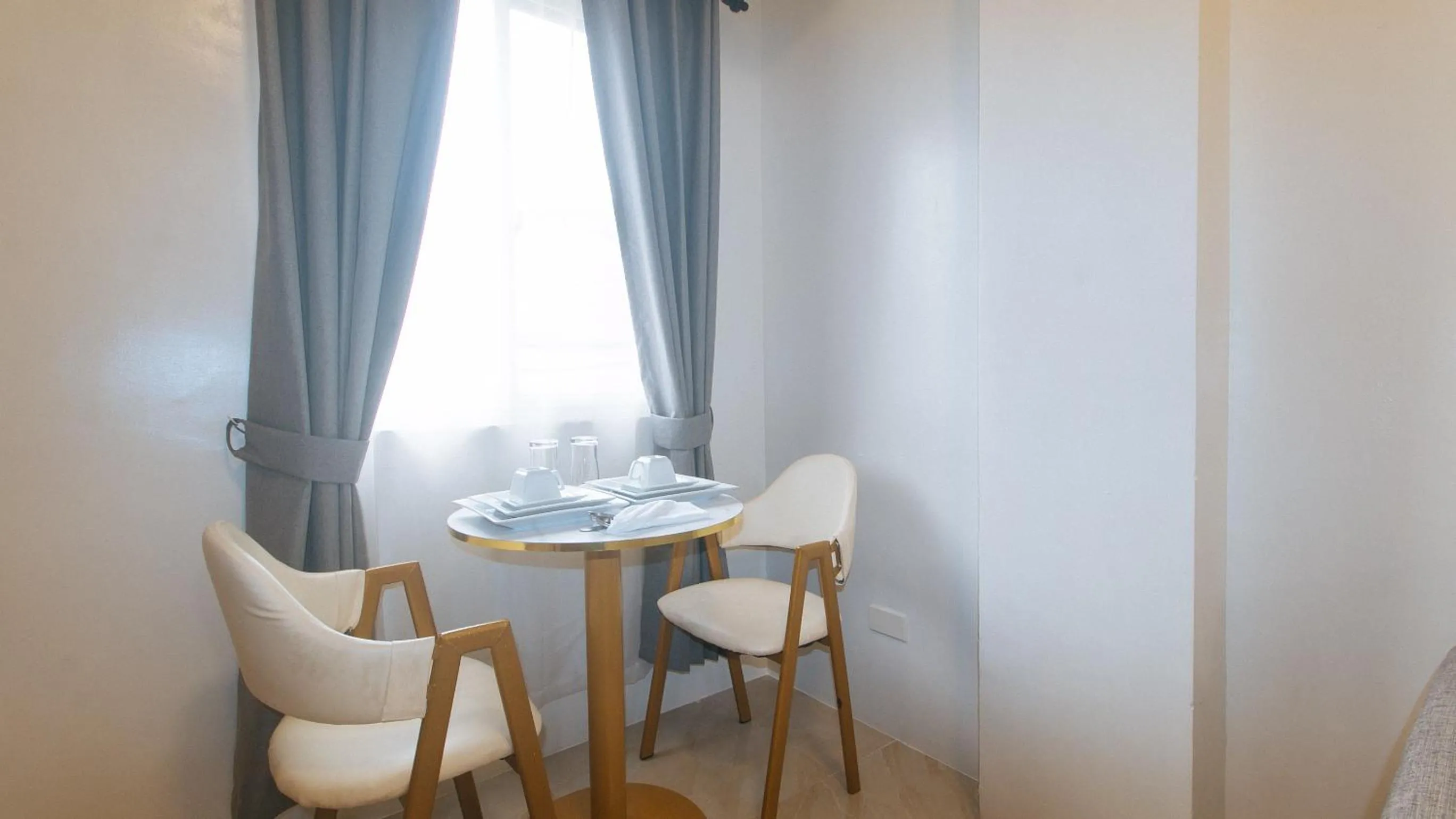 Seating area in RedDoorz at Delorian Residences