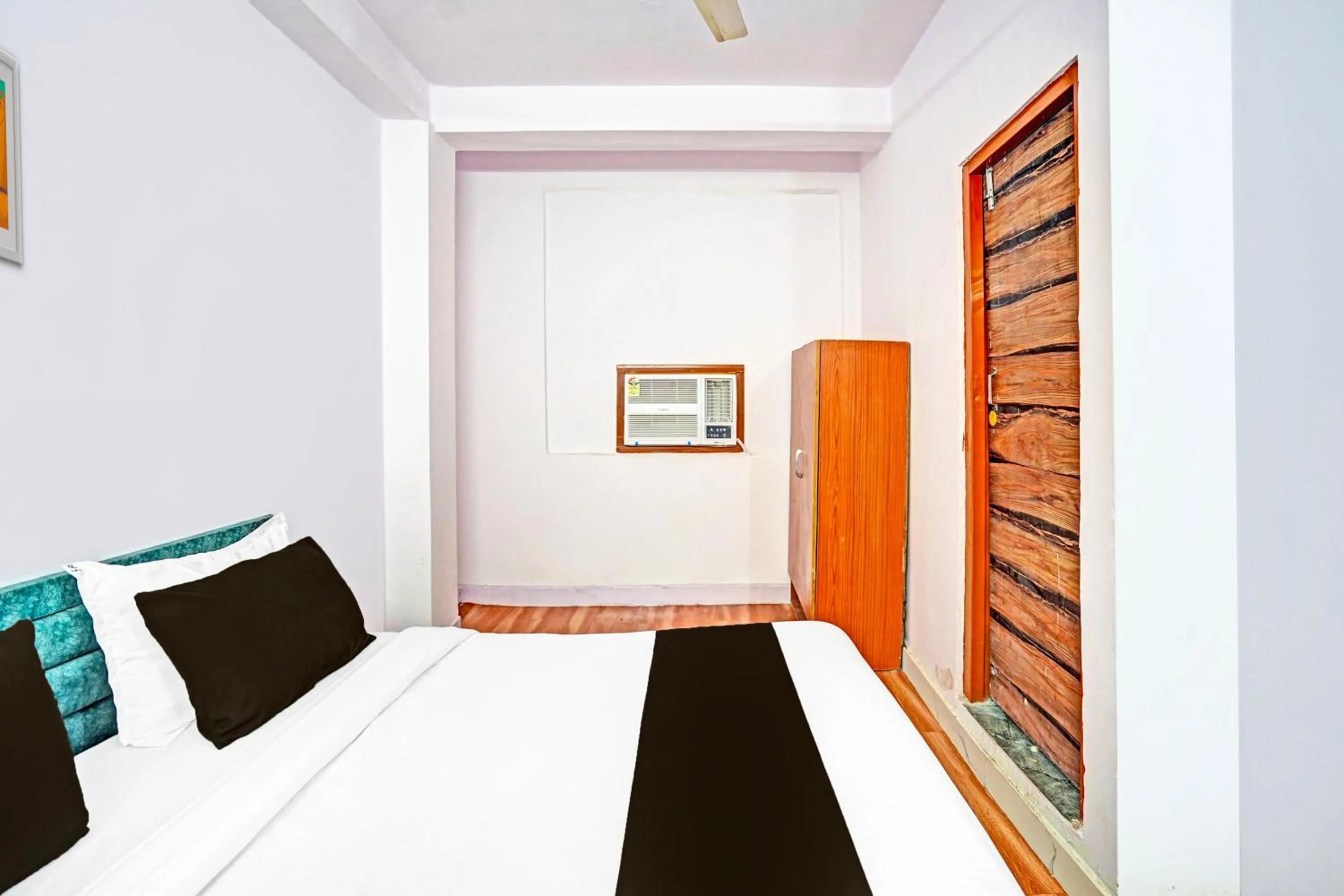 Bedroom, Bed in Super Hotel O Pacific Stay