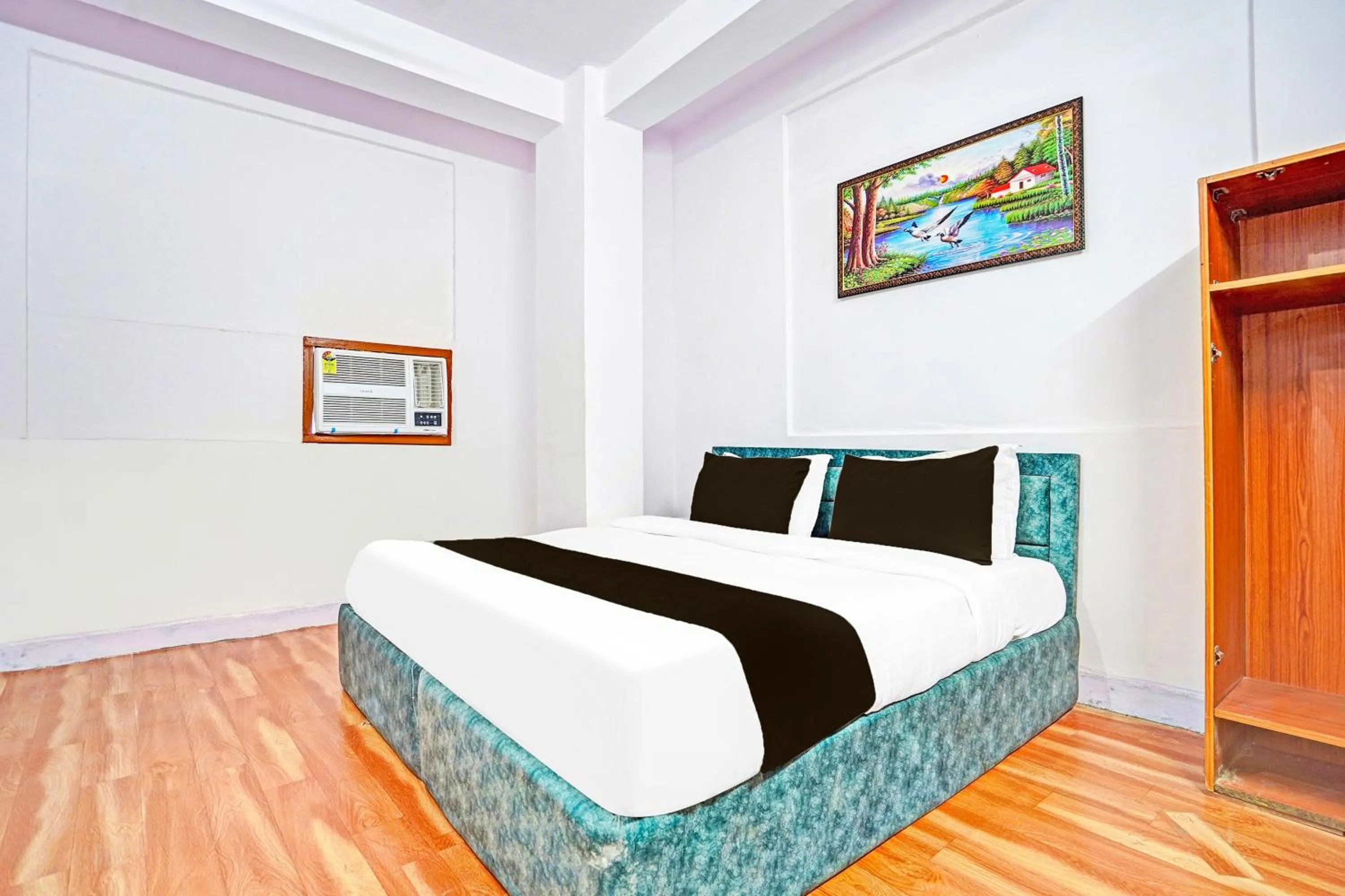 Bedroom, Bed in Super Hotel O Pacific Stay