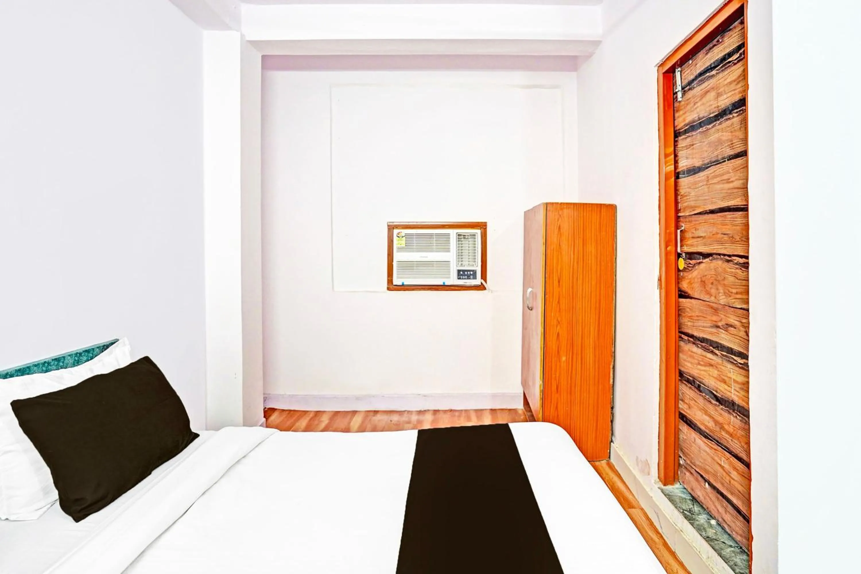 Bedroom, Bed in Super Hotel O Pacific Stay