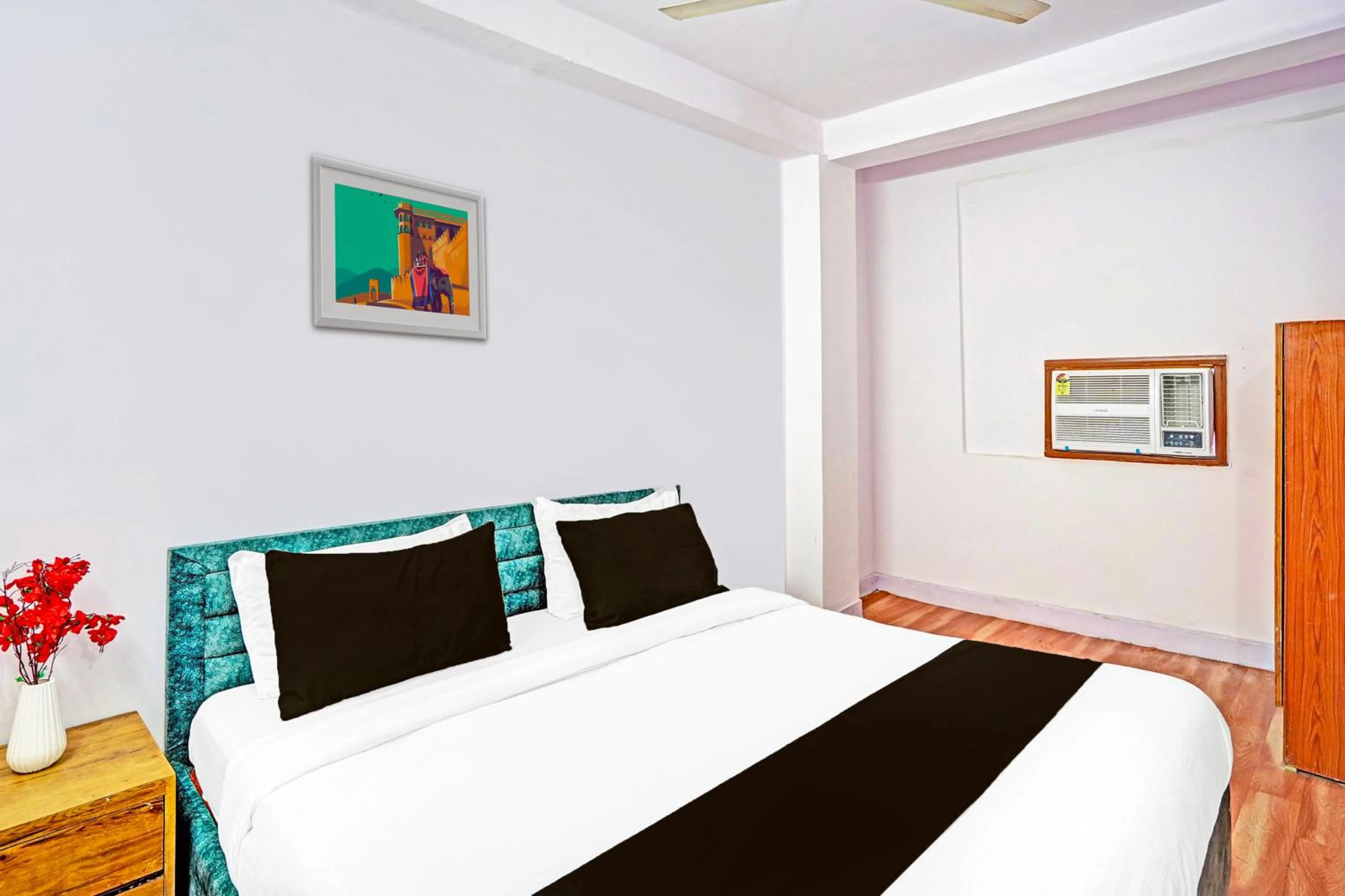 Bedroom, Bed in Super Hotel O Pacific Stay