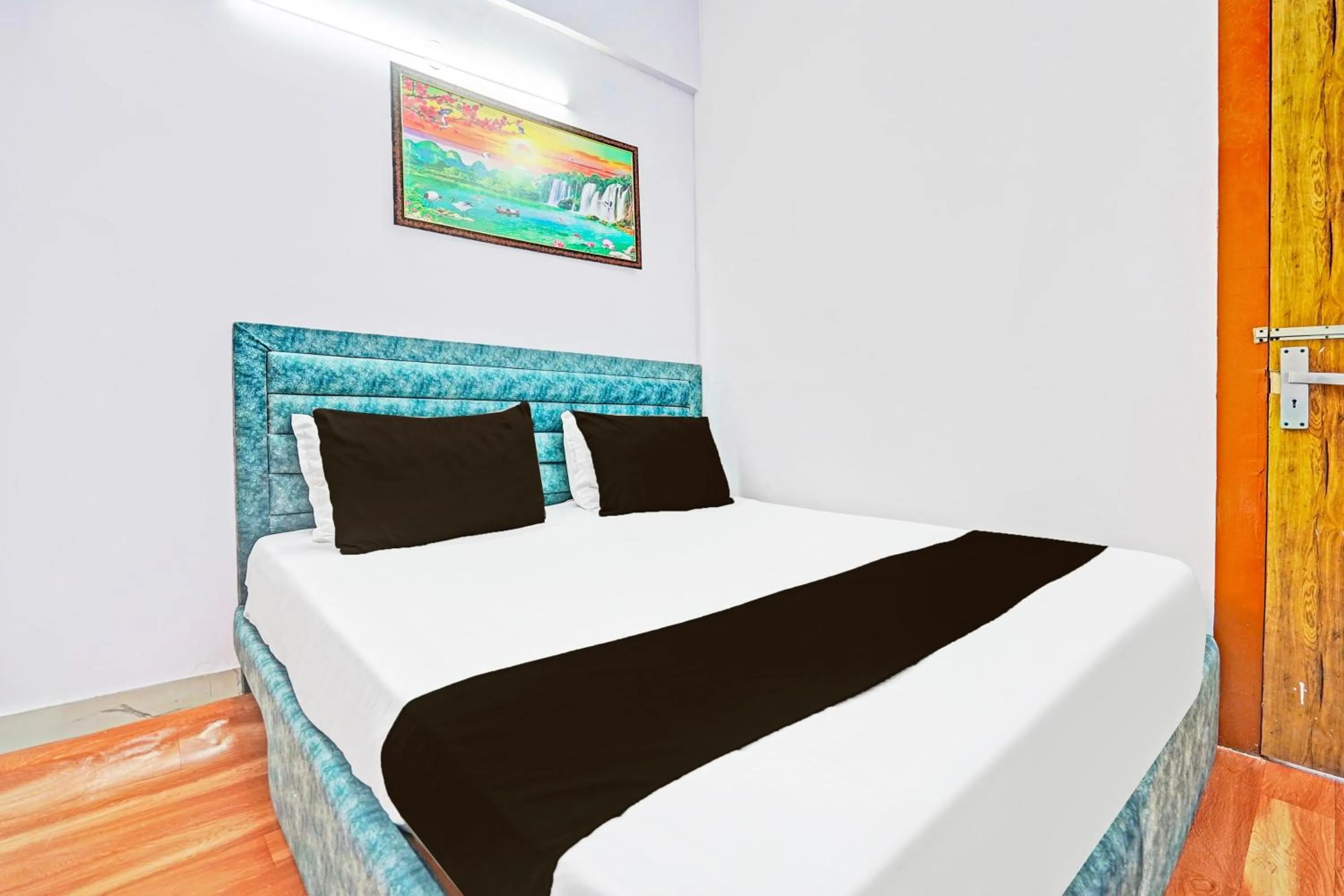 Bedroom, Bed in Super Hotel O Pacific Stay