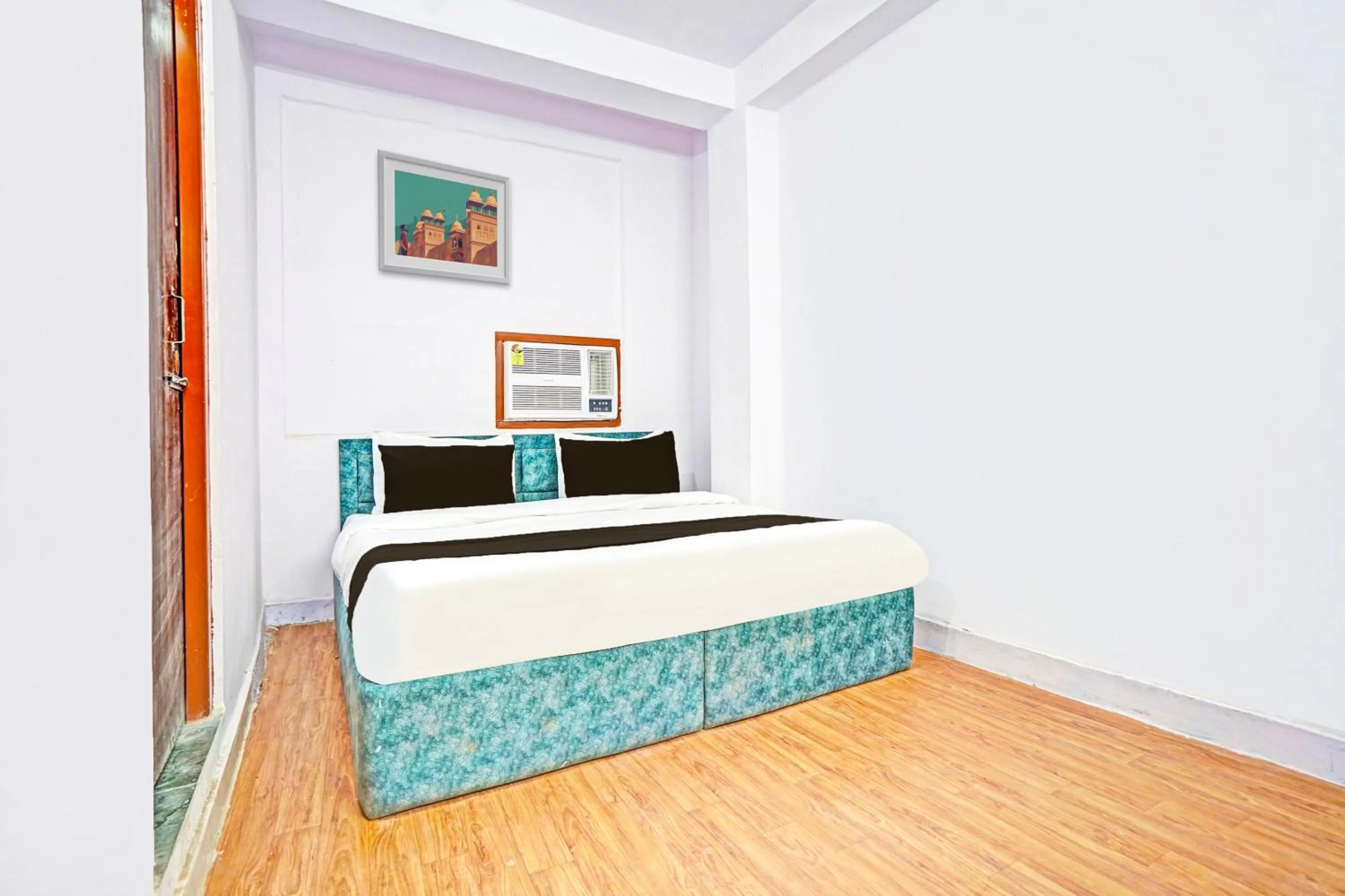 Bedroom, Bed in Super Hotel O Pacific Stay