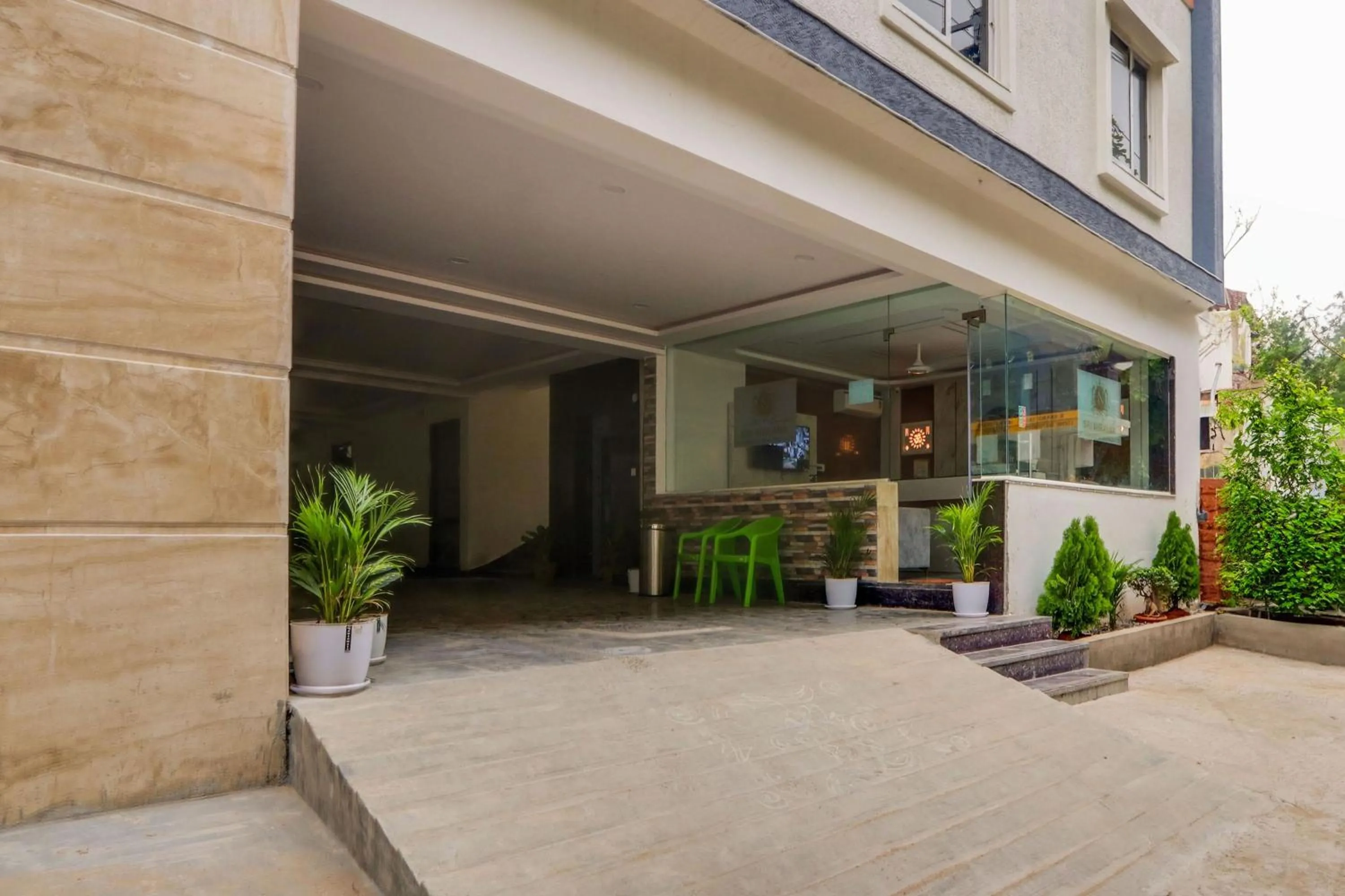 Facade/entrance in Super Townhouse Sri Nirvana Grand